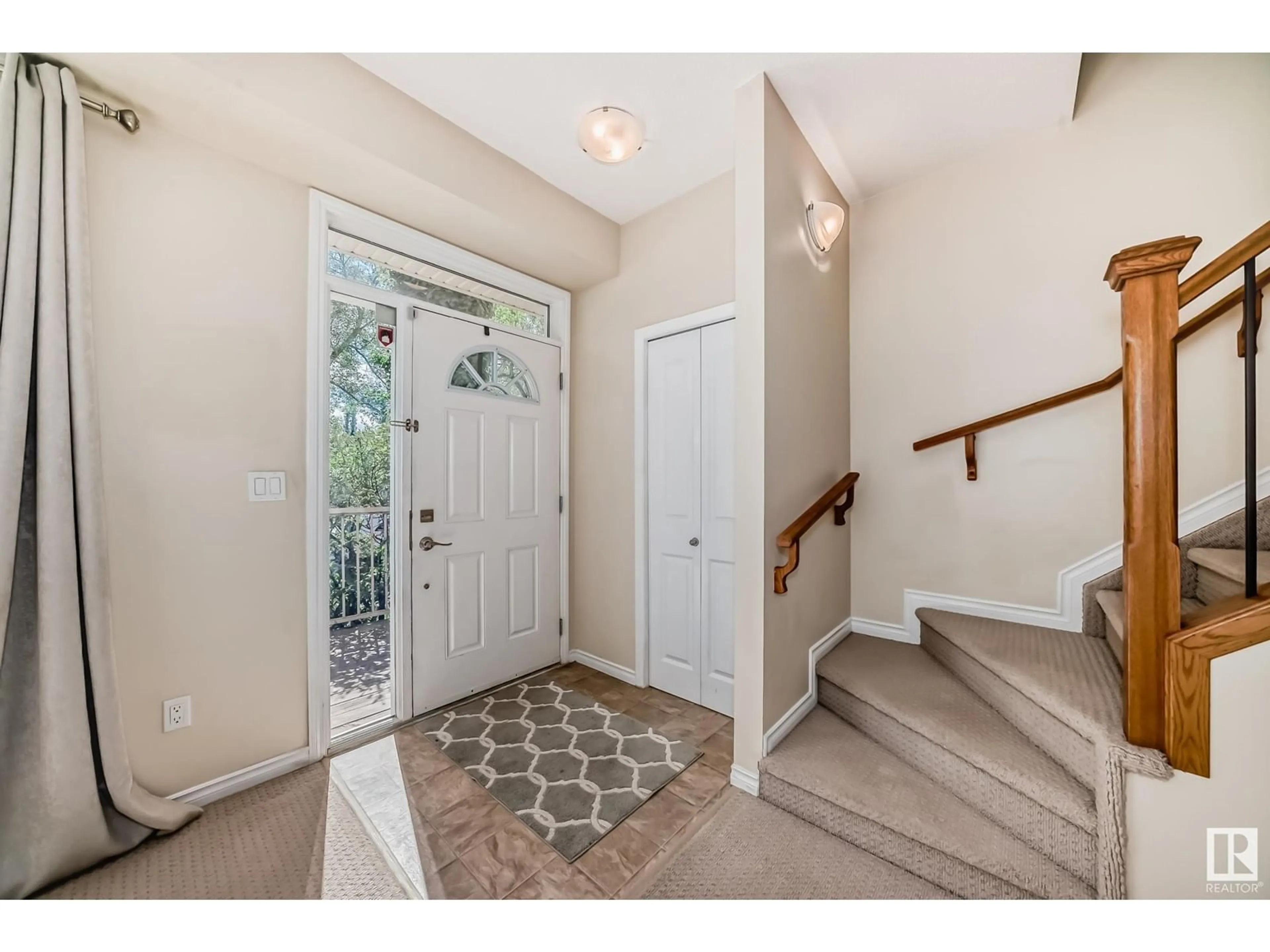 Indoor entryway for 12304 117 AV NW, Edmonton Alberta T5M0N2