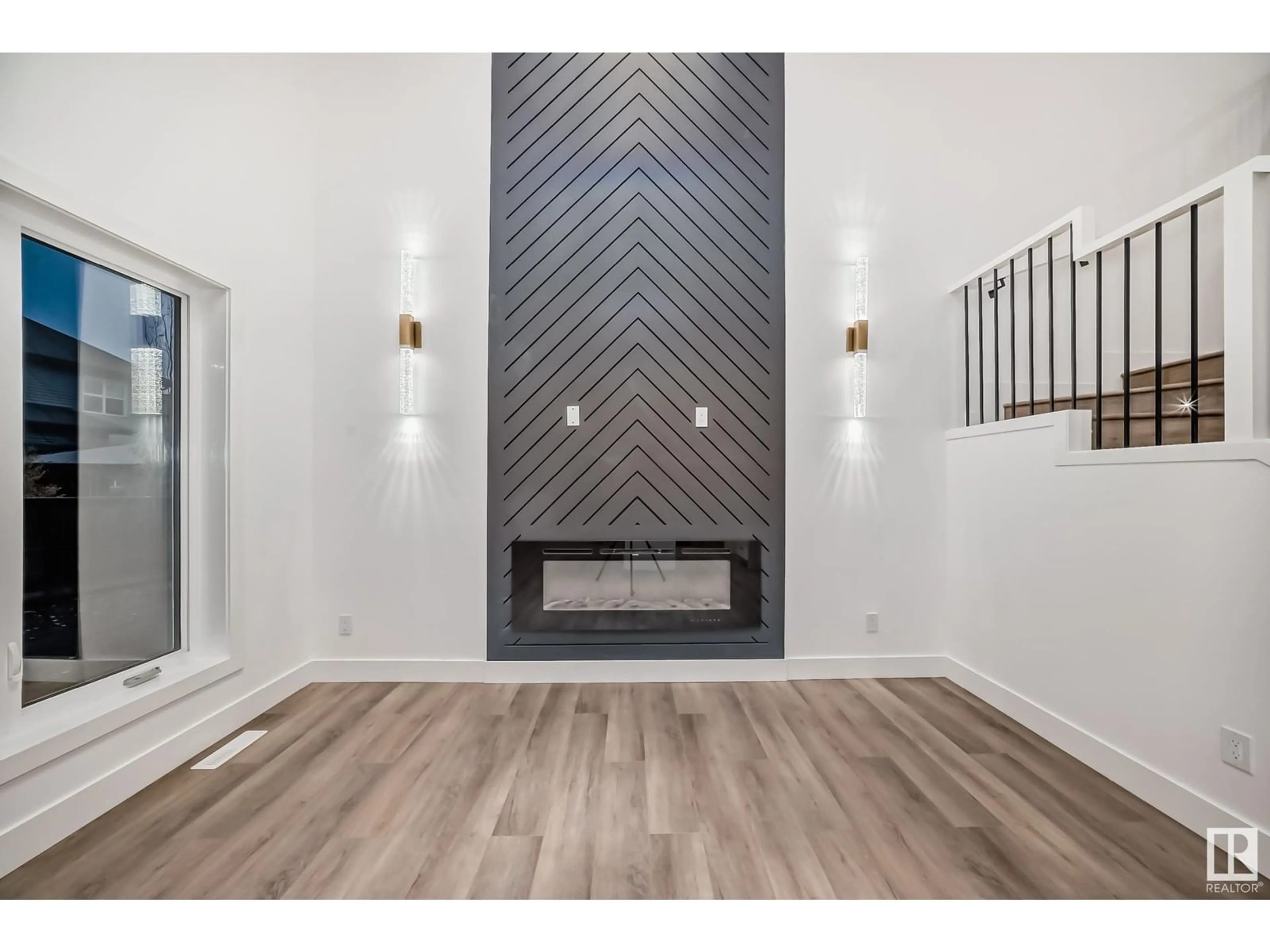 Indoor entryway, wood floors for 7004 169 AV NW, Edmonton Alberta T5Z0B5