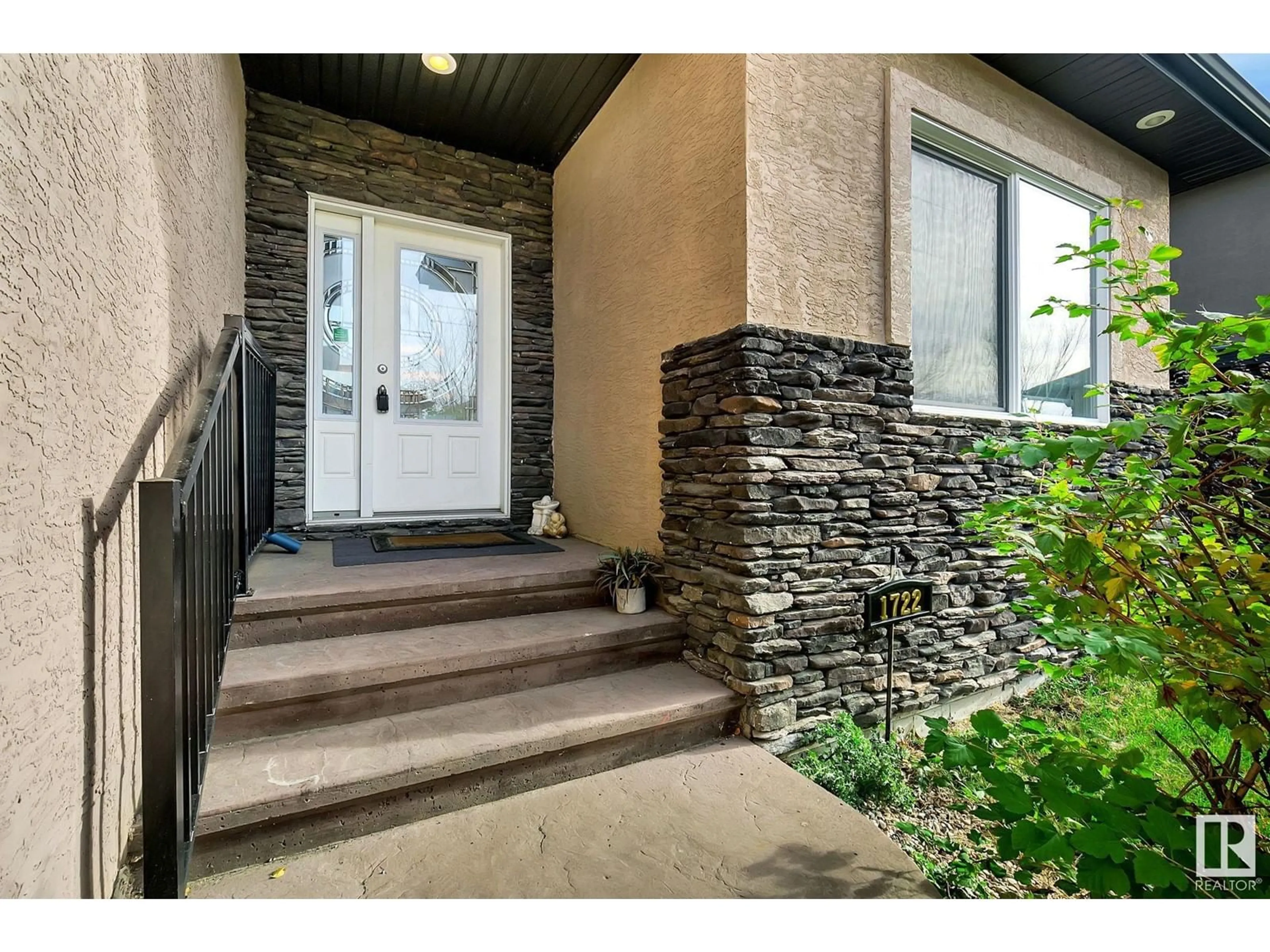 Indoor entryway for 1722 ADAMSON CR SW, Edmonton Alberta T6W1Z4