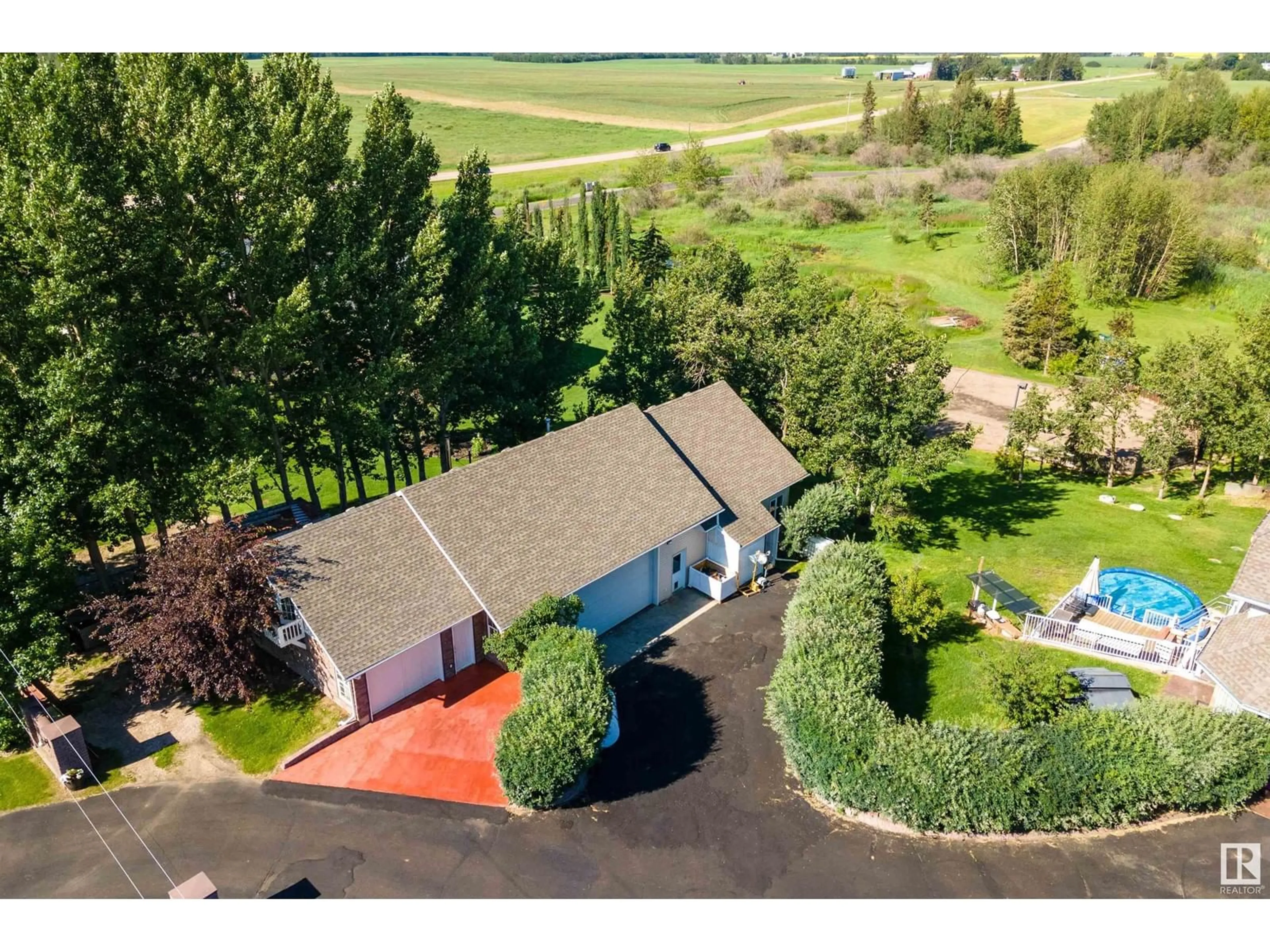 A pic from outside/outdoor area/front of a property/back of a property/a pic from drone, unknown for 4 - 52001 RGE RD 275, Rural Parkland County Alberta T7X3V2