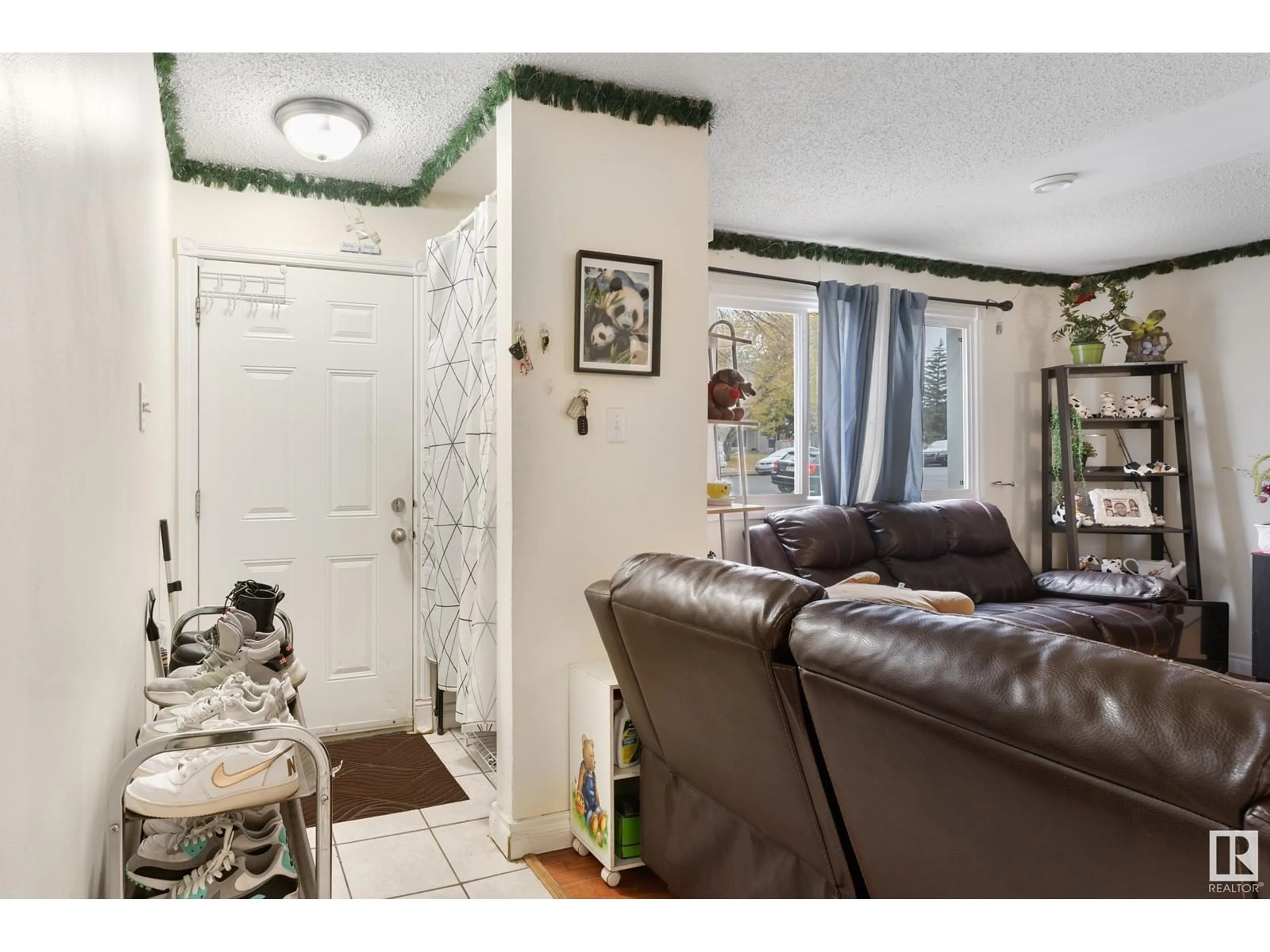 Indoor entryway, not visible floor for 1498 Lakewood RD NW NW, Edmonton Alberta T6K3M2