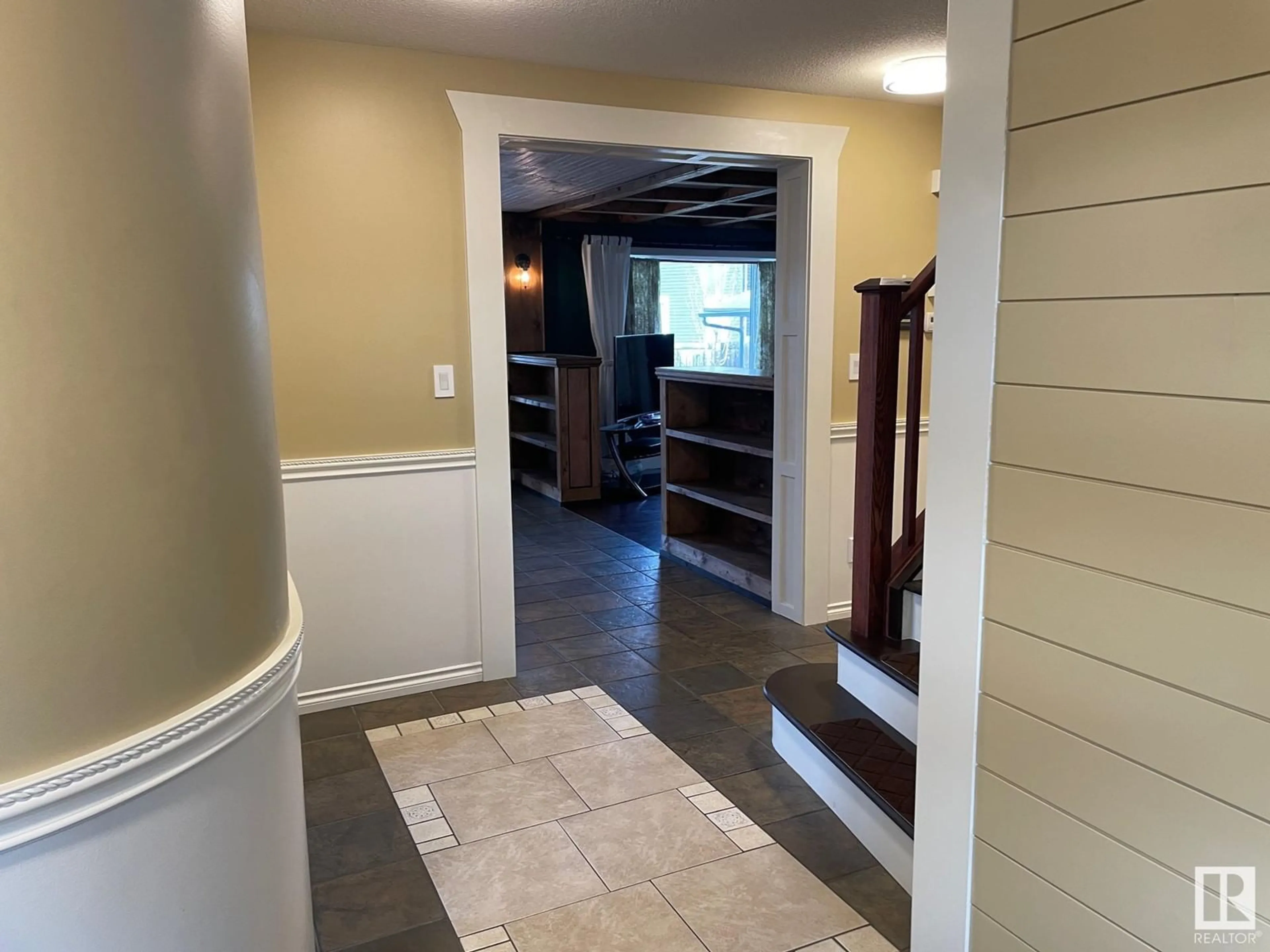 Indoor entryway, wood floors for 9614 82 AV, Morinville Alberta T8R1W3