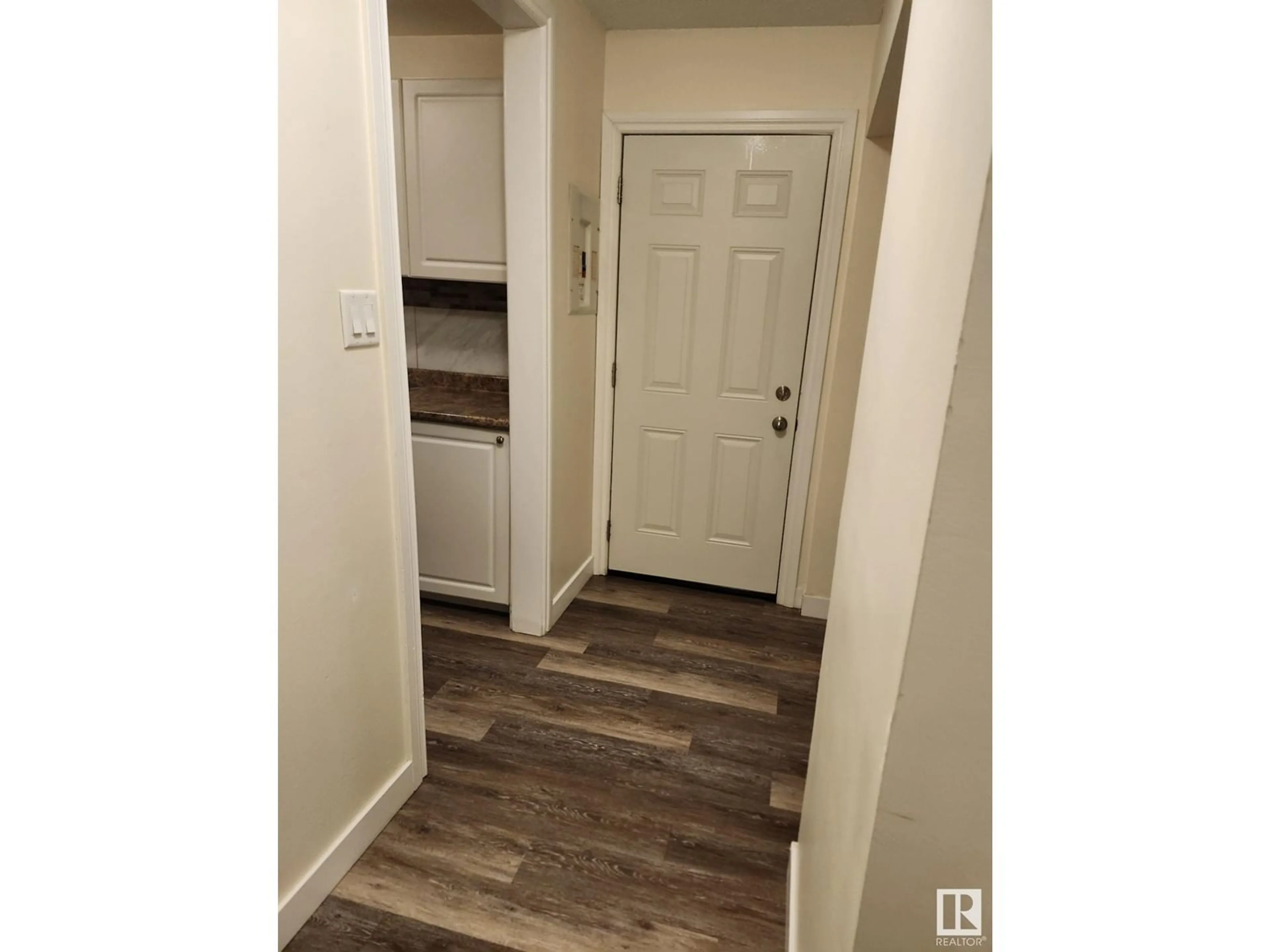 Indoor entryway, unknown floor for #7A 13220 FORT RD NW, Edmonton Alberta T5A1C2