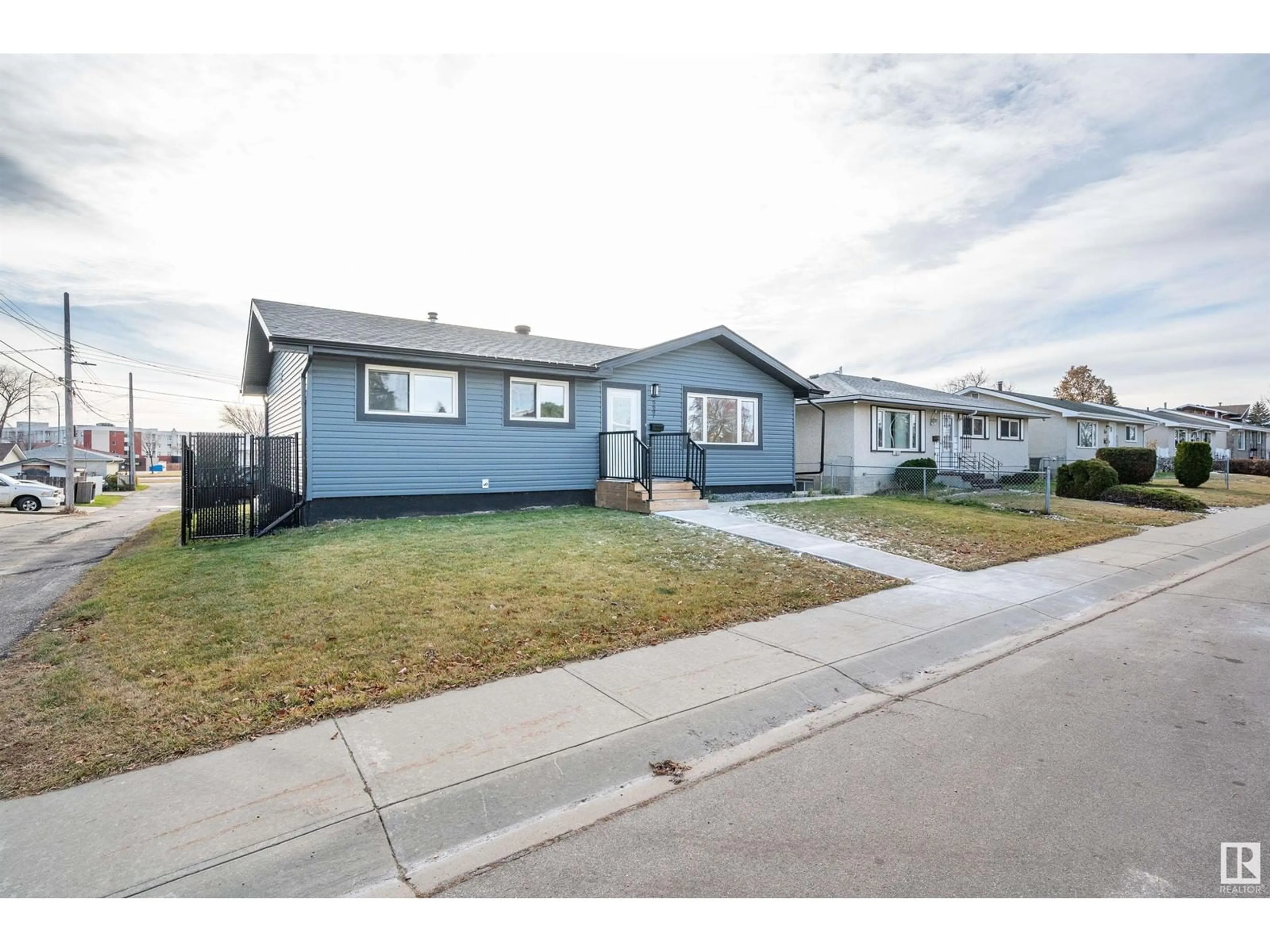 Frontside or backside of a home for 5607 138 AV NW, Edmonton Alberta T5A1E2