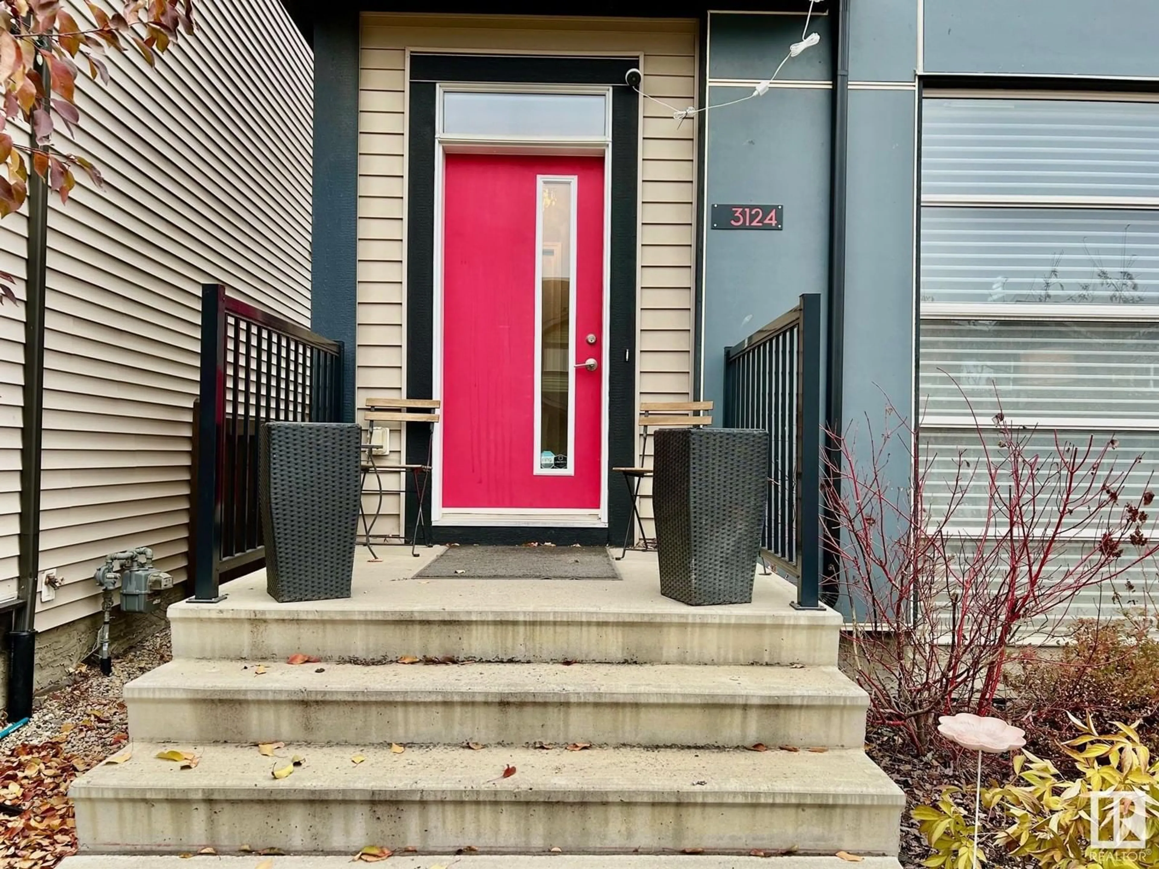 Indoor entryway, wood floors for 3124 PAISLEY RD SW, Edmonton Alberta T6W2W8