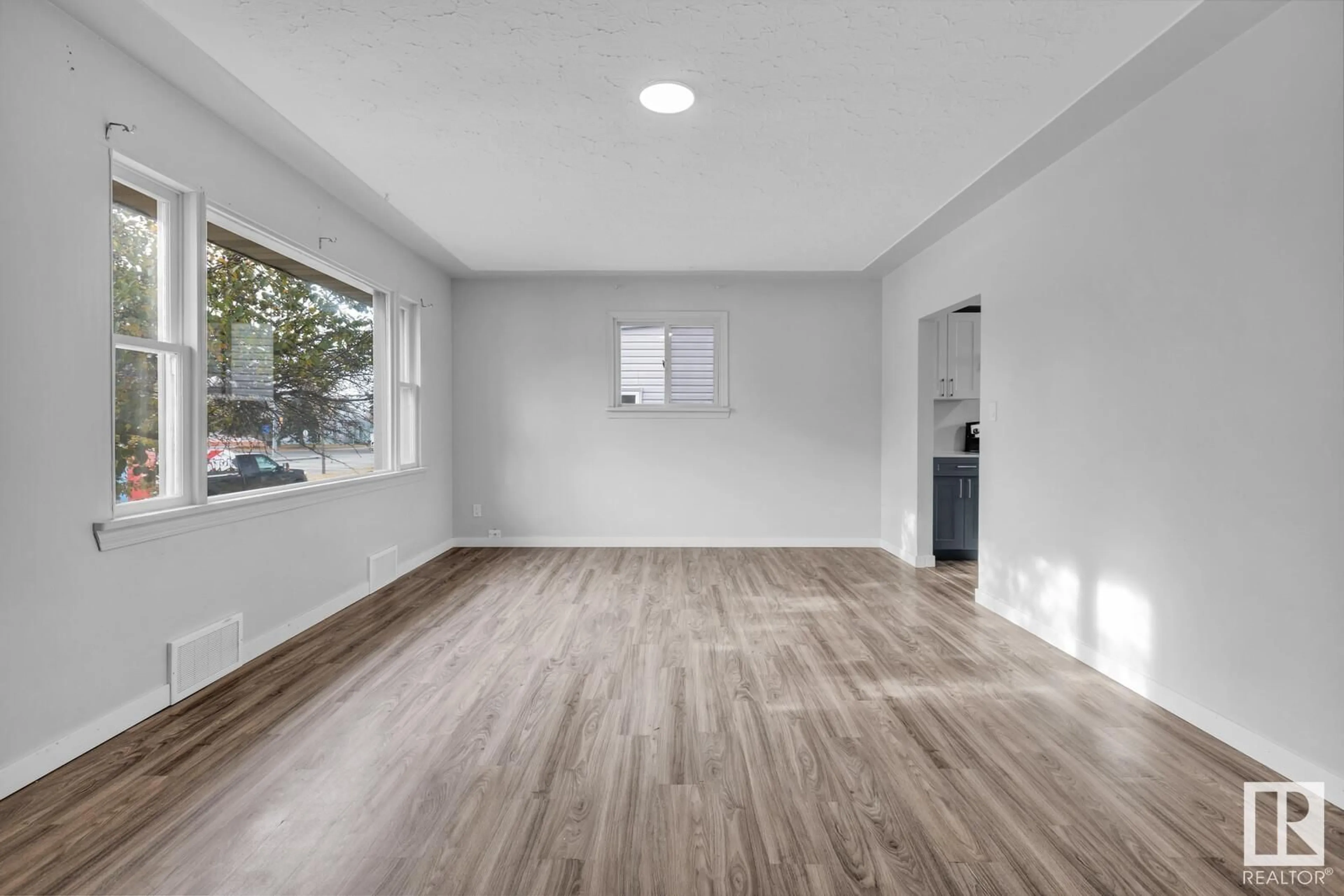 A pic of a room, wood floors for 7936 82 AV NW, Edmonton Alberta T6C0Y2