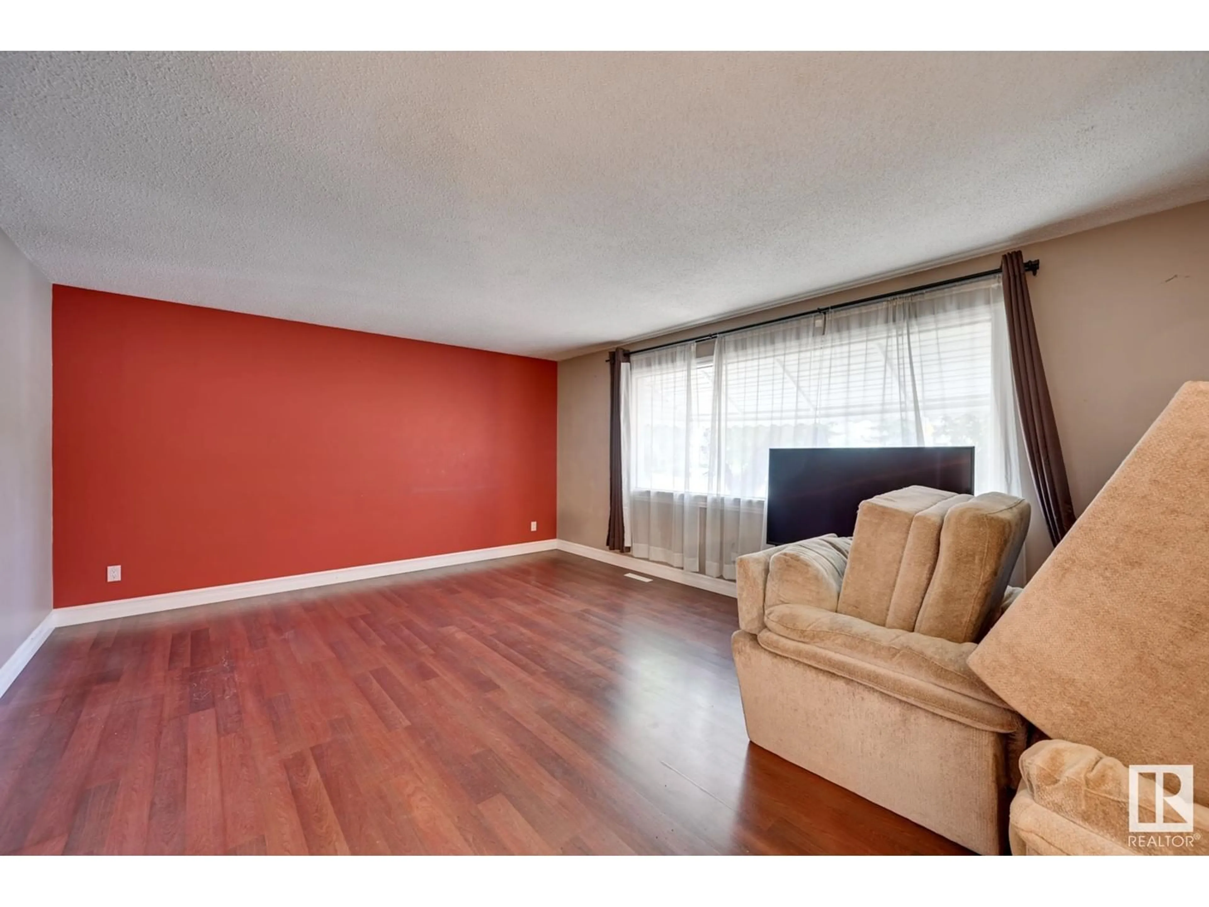 A pic of a room, wood floors for 5816 140 AV NW, Edmonton Alberta T5A1G5