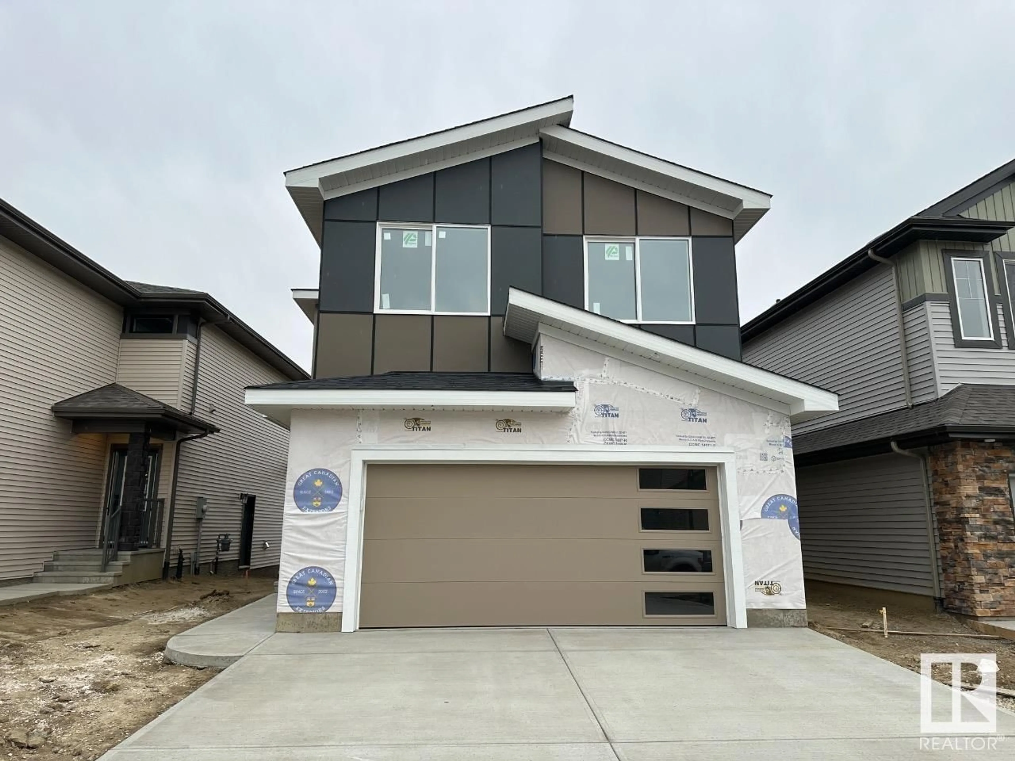 Frontside or backside of a home, the front or back of building for 674 KINGLET BV NW, Edmonton Alberta T5S0S7