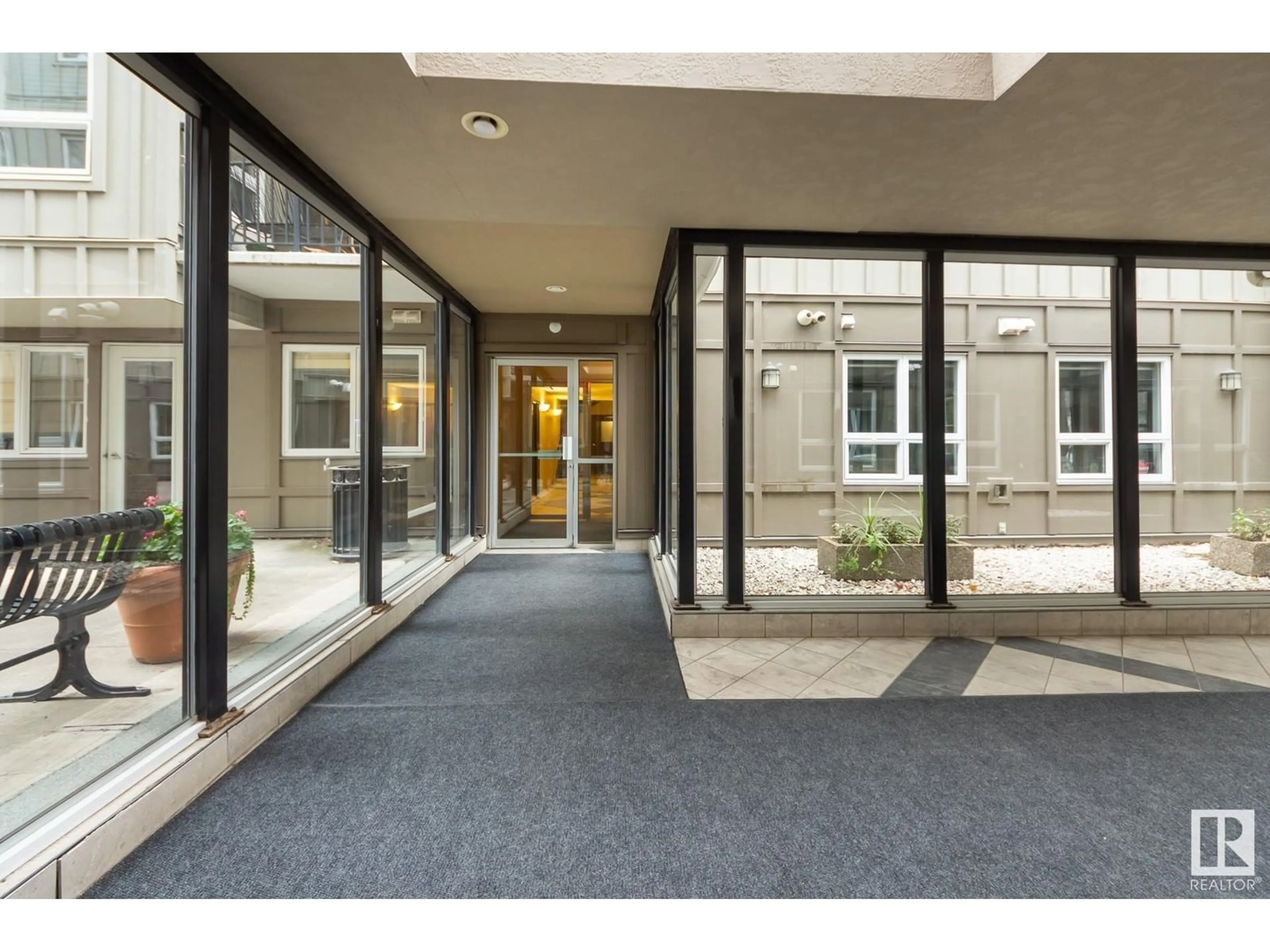 Indoor foyer, cement floor for #505 11109 84 AV NW, Edmonton Alberta T6G2W4