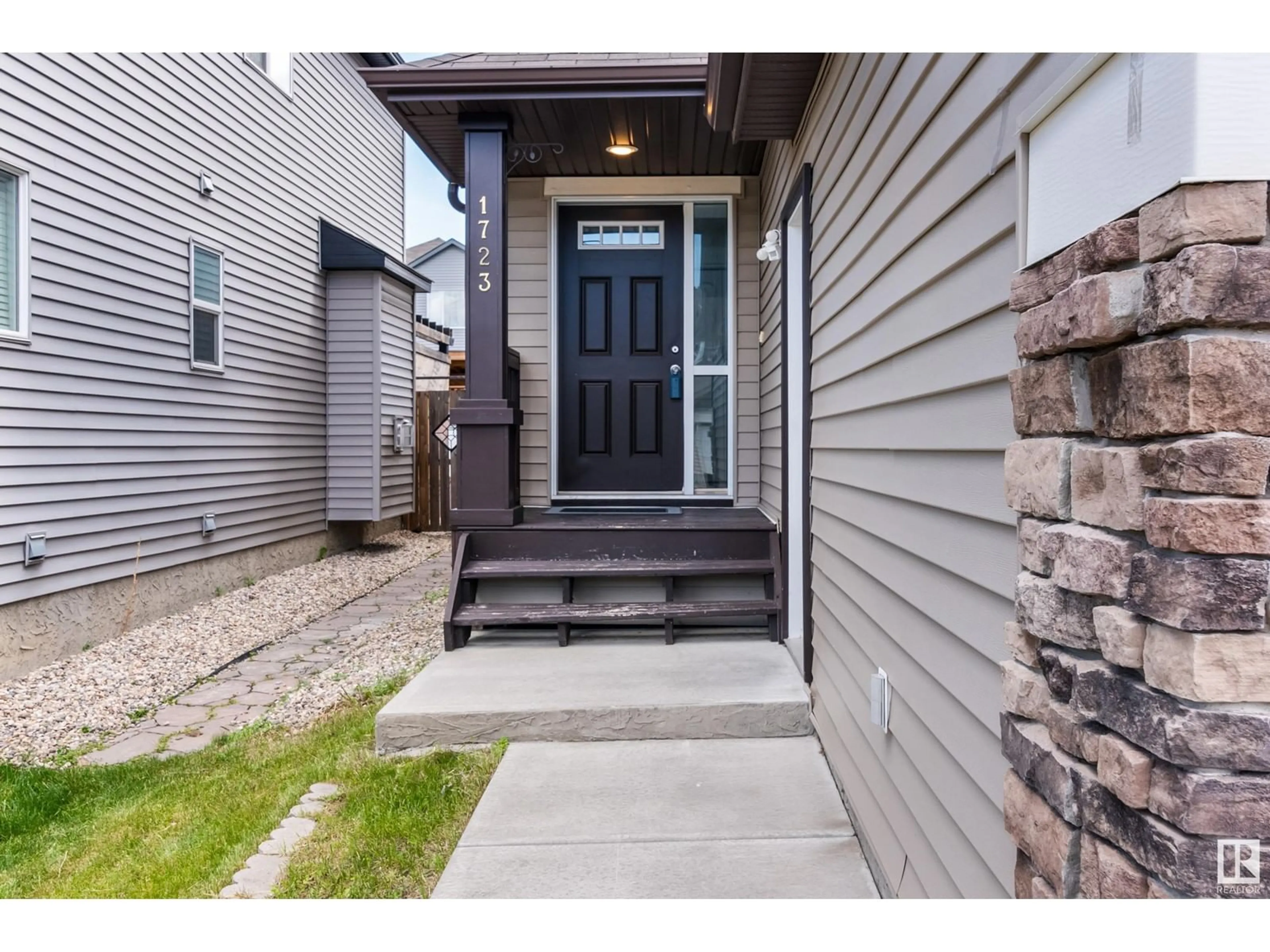 Indoor entryway, wood floors for 1723 61 ST SW, Edmonton Alberta T6X0W3