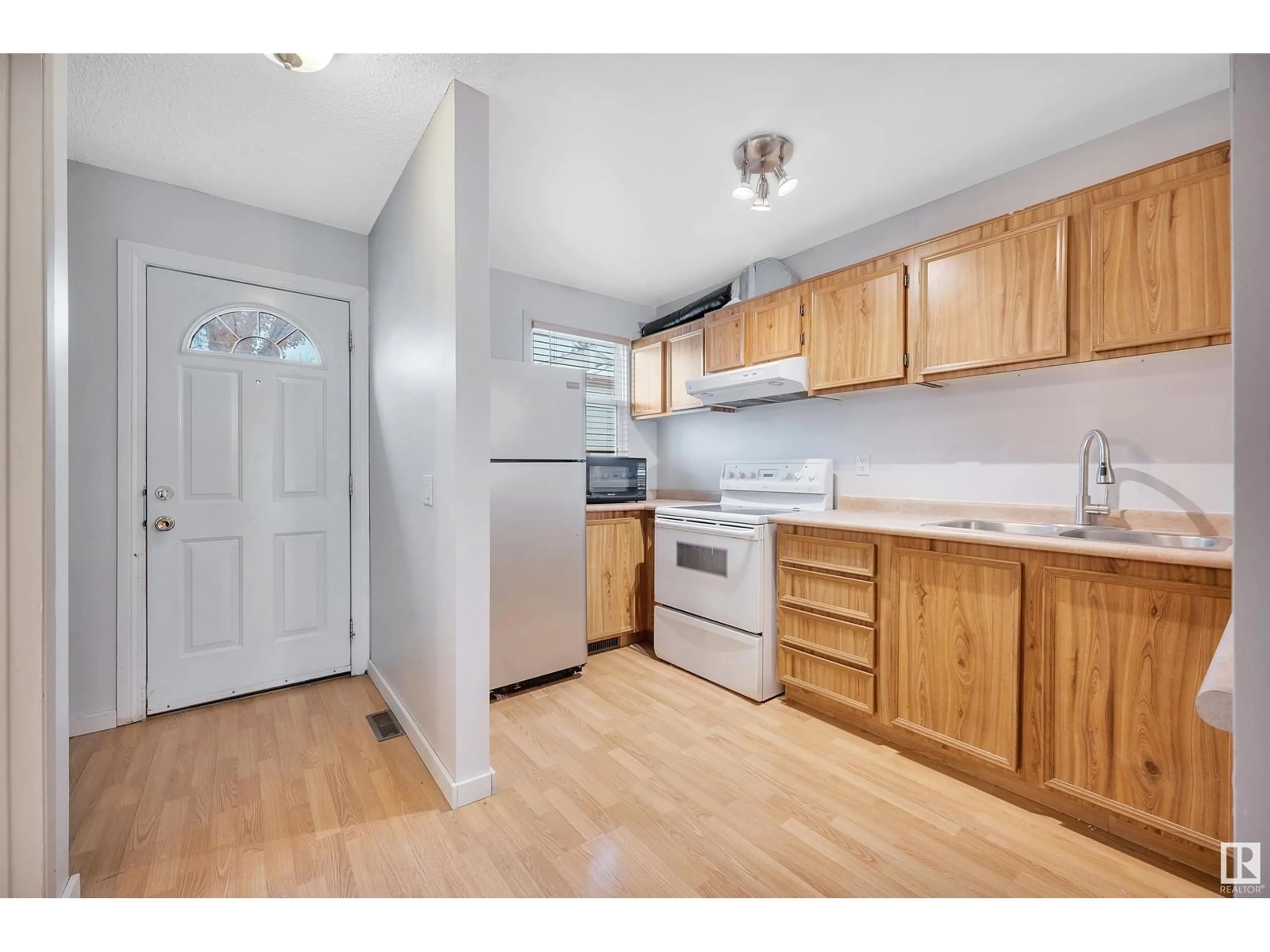 Standard kitchen, wood floors, cottage for #14 2024 57 ST NW, Edmonton Alberta T6L2Z3