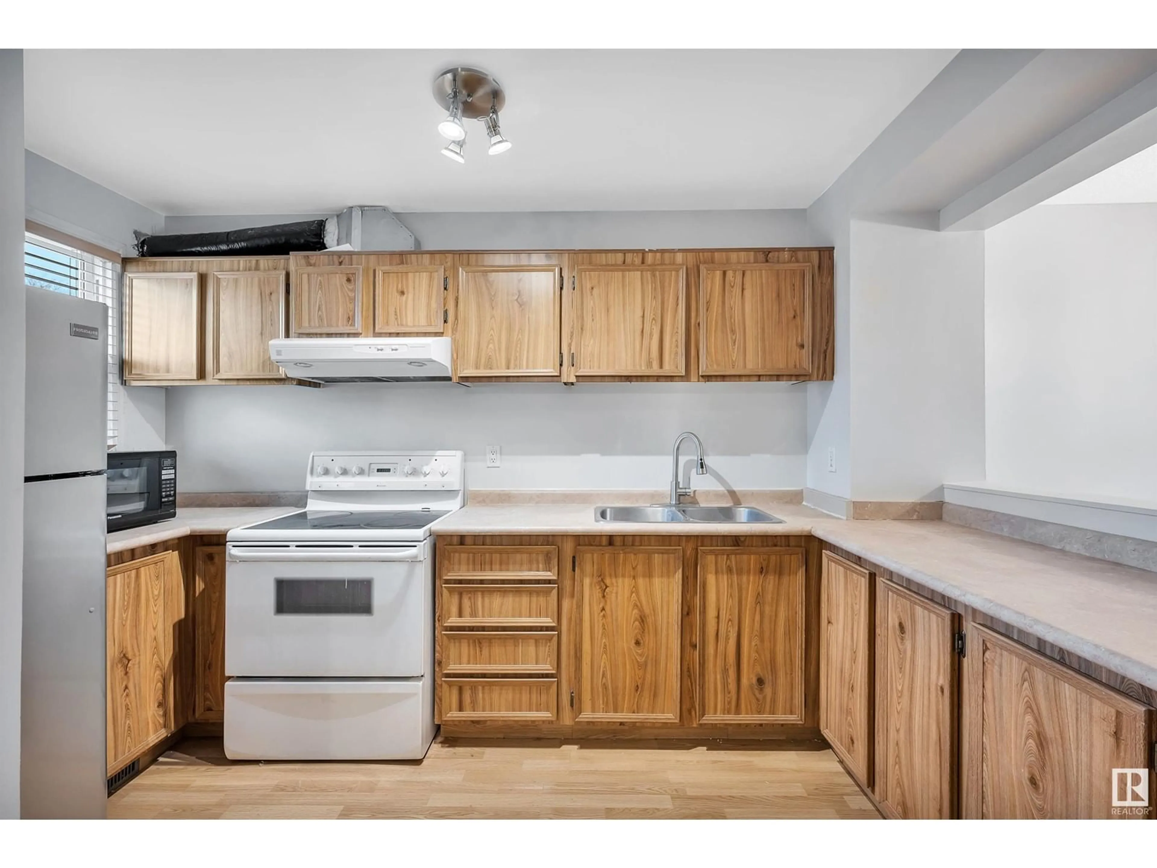 Standard kitchen, wood floors, cottage for #14 2024 57 ST NW, Edmonton Alberta T6L2Z3