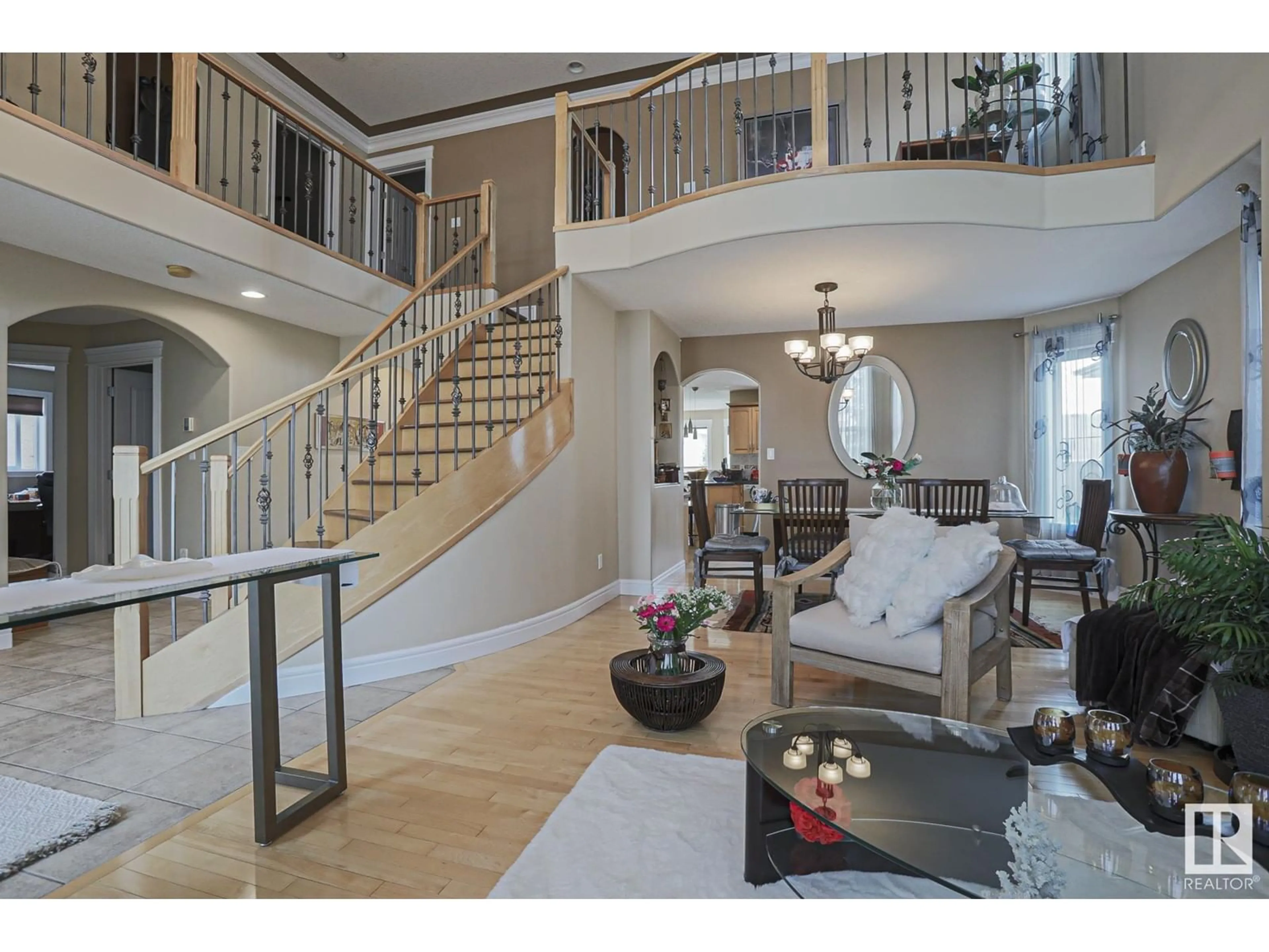 Indoor foyer, wood floors for 7415 169 AV NW, Edmonton Alberta T5Z0A3