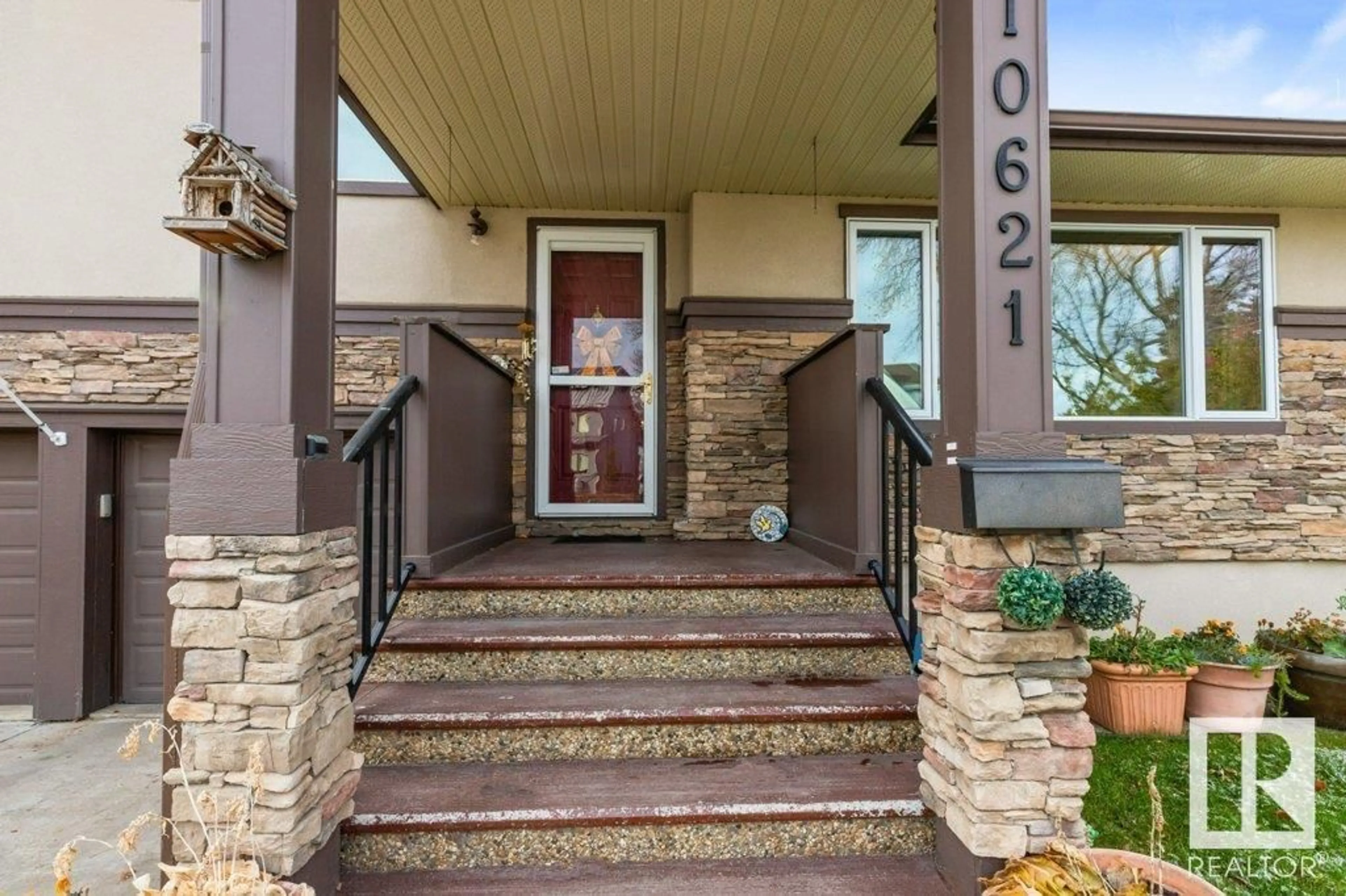 Indoor entryway, wood floors for 10621 60A AV NW, Edmonton Alberta T6H1K5