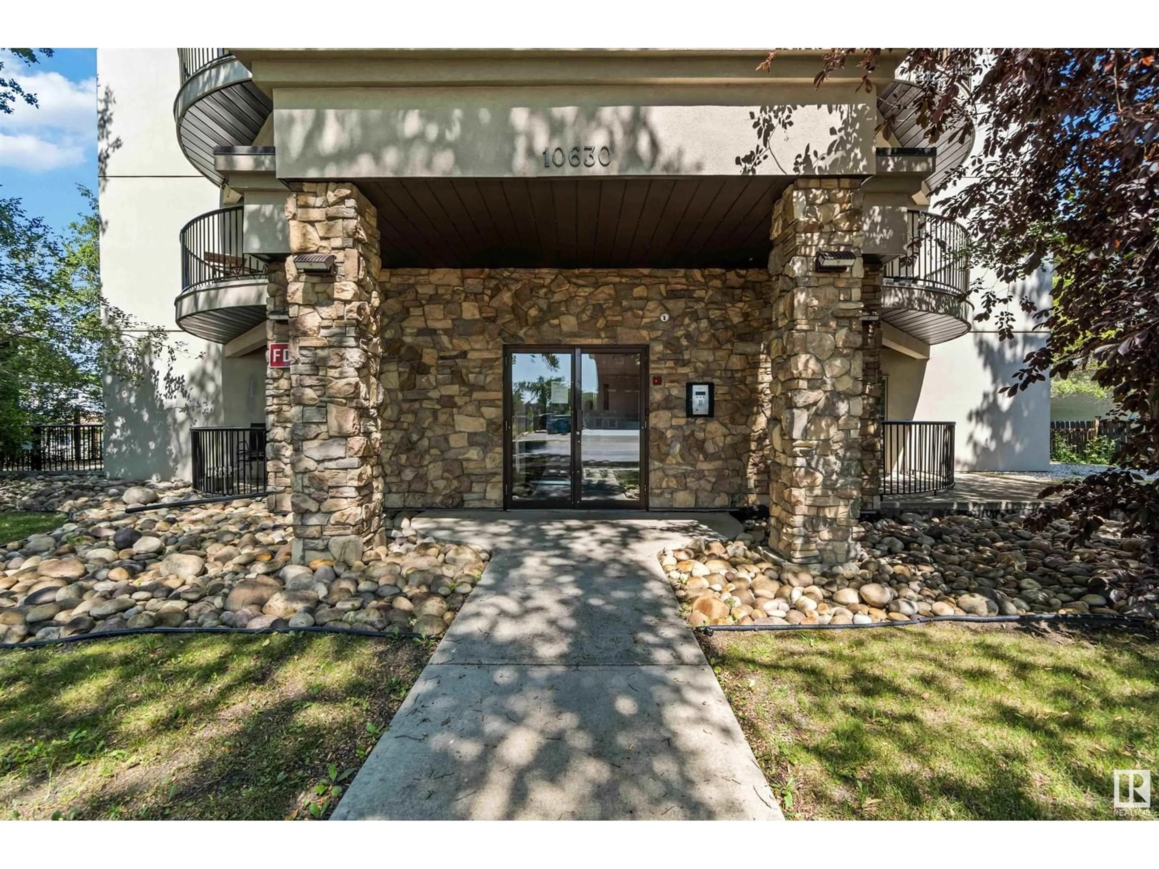 Indoor entryway for #102 - 10630 78 AV, Edmonton Alberta T6E1P5