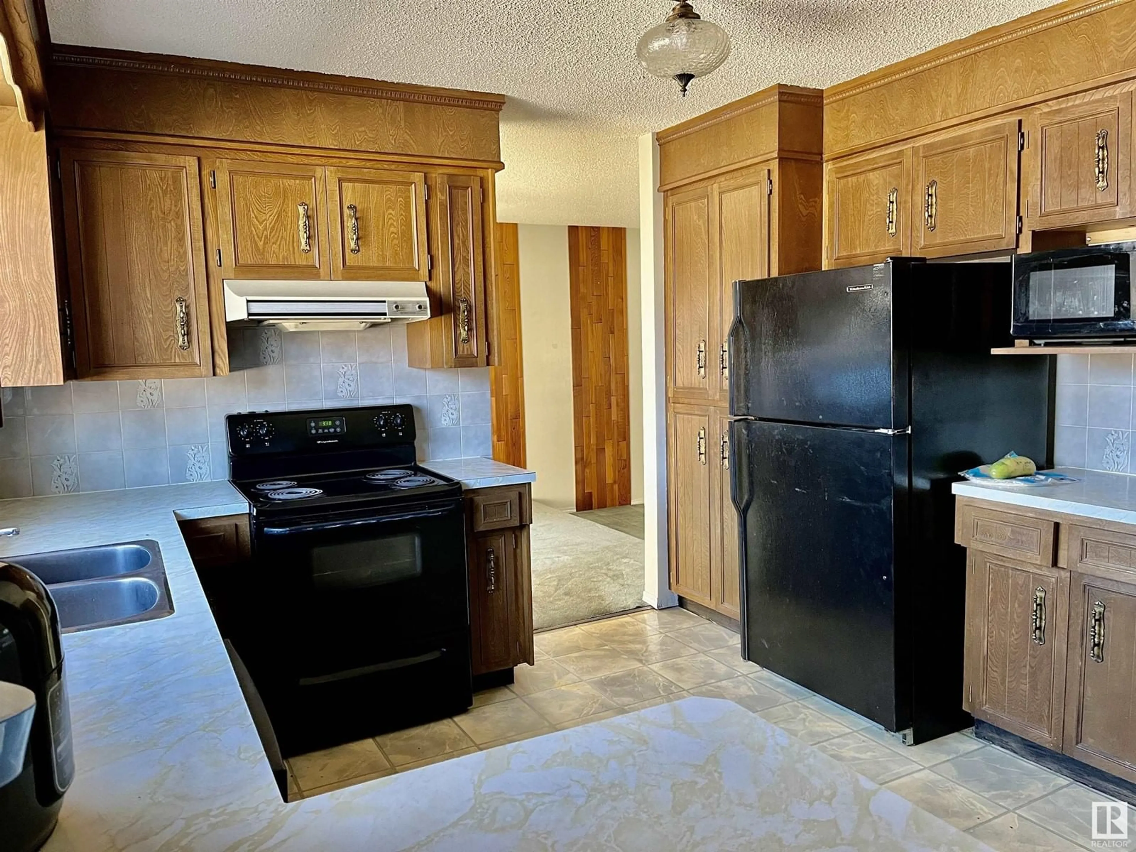 Standard kitchen, wood floors, cottage for 5342 45 AV, Vegreville Alberta T9C1X2