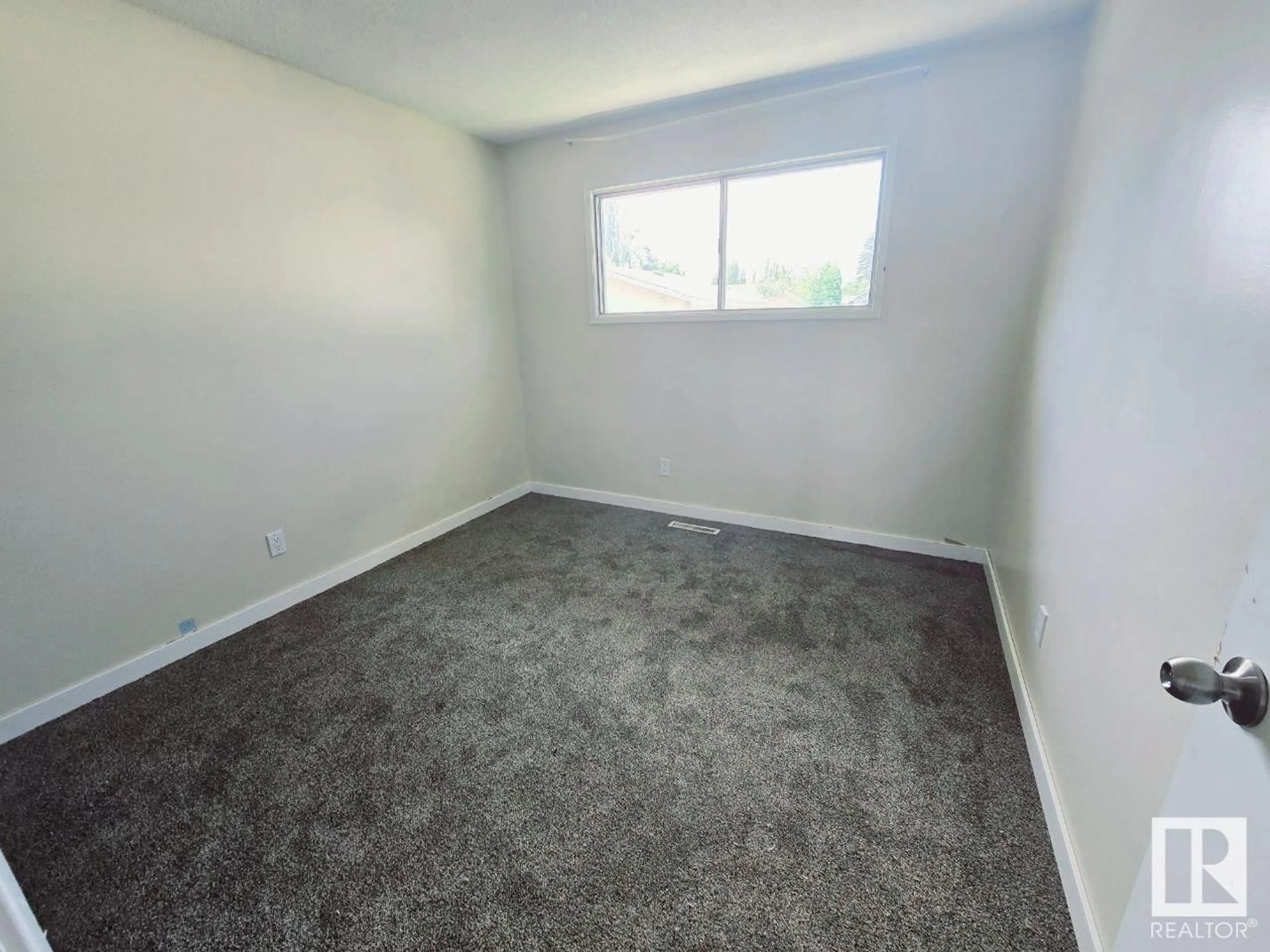 A pic of a room, carpet floors for 14316 71 ST NW, Edmonton Alberta T5C0N4