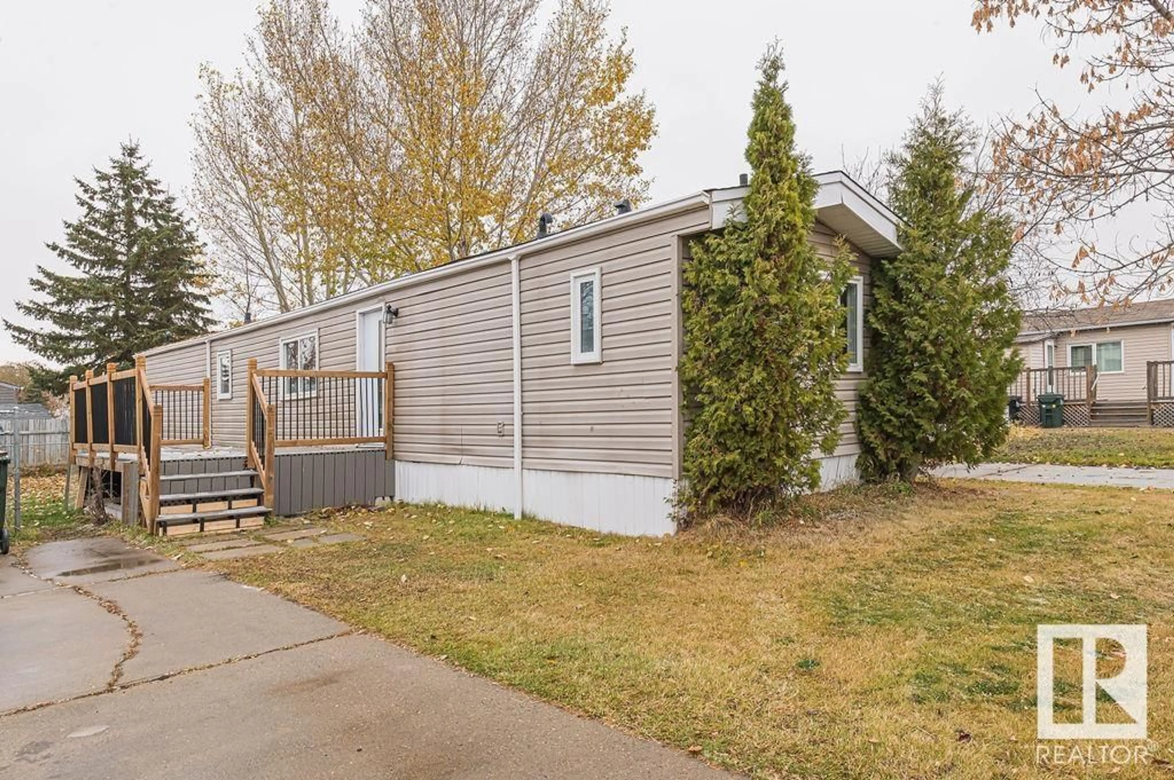 A pic from exterior of the house or condo, cottage for 1414 Jubilee DR, Sherwood Park Alberta T8H1L7