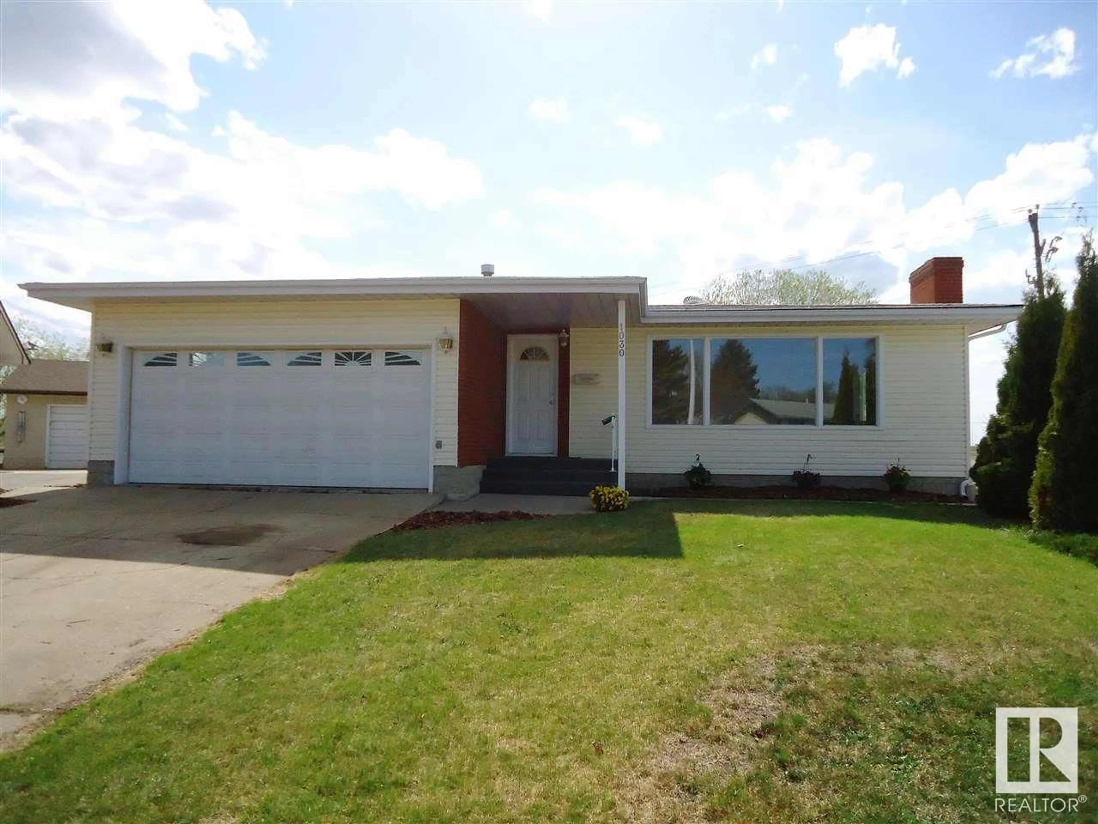 Frontside or backside of a home, the street view for 1030 PARKER DR, Sherwood Park Alberta T8A1C6