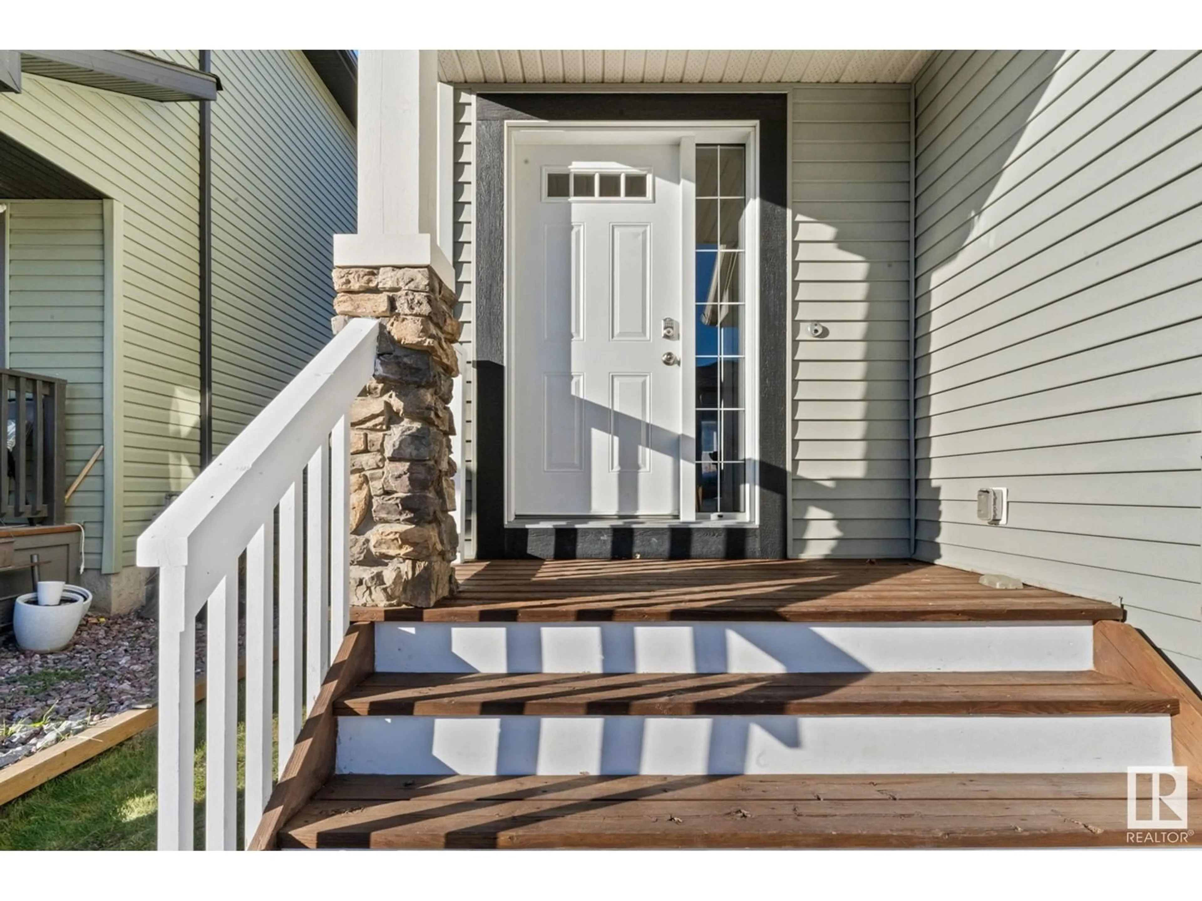 Indoor entryway, wood floors for 70 MEADOWPARK GA, Spruce Grove Alberta T7X0T9