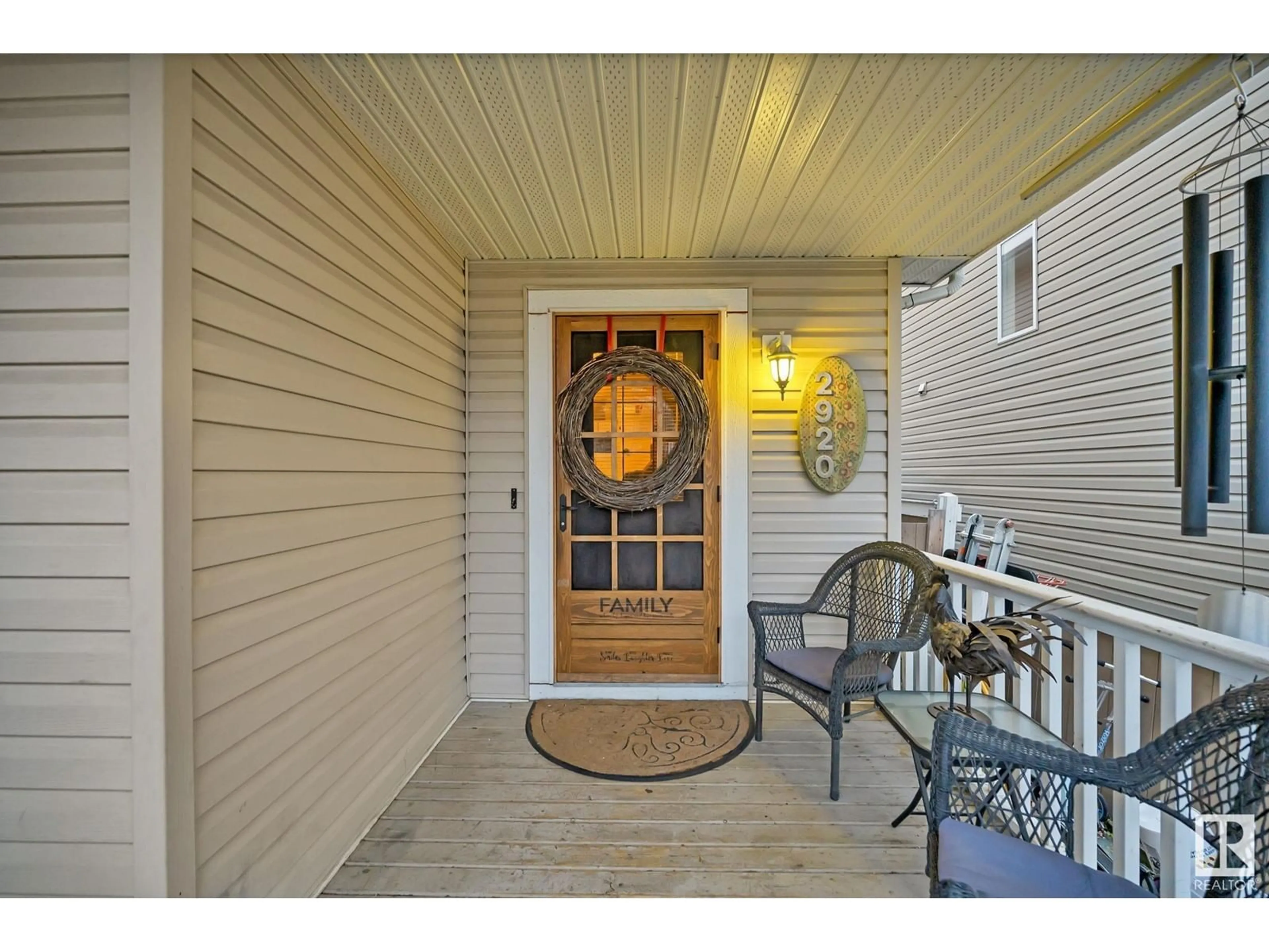 Indoor entryway, wood floors for 2920 25 ST NW, Edmonton Alberta T6T1Z9