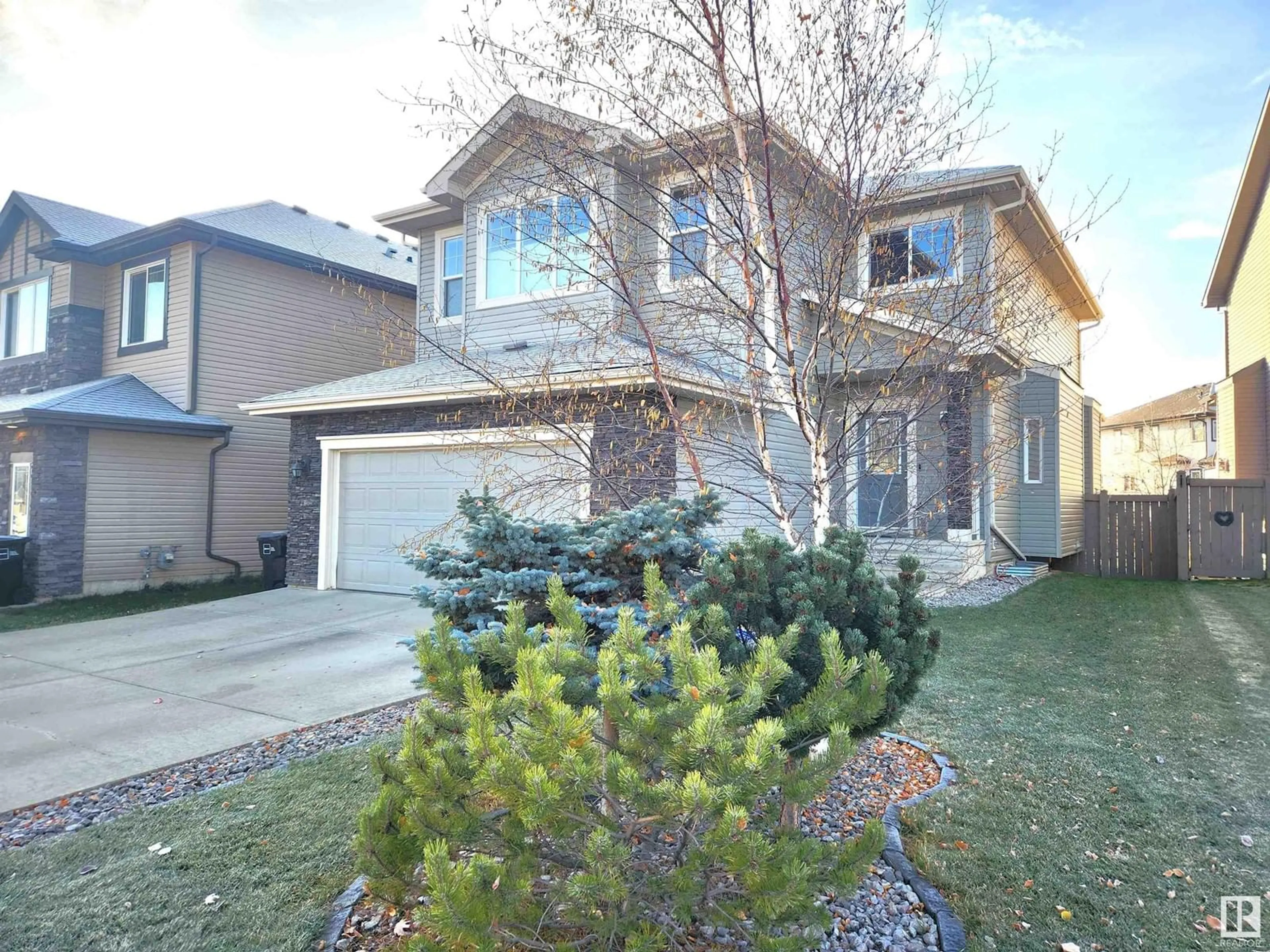 Frontside or backside of a home, the street view for 1135 HAYS DR NW, Edmonton Alberta T6M0M2