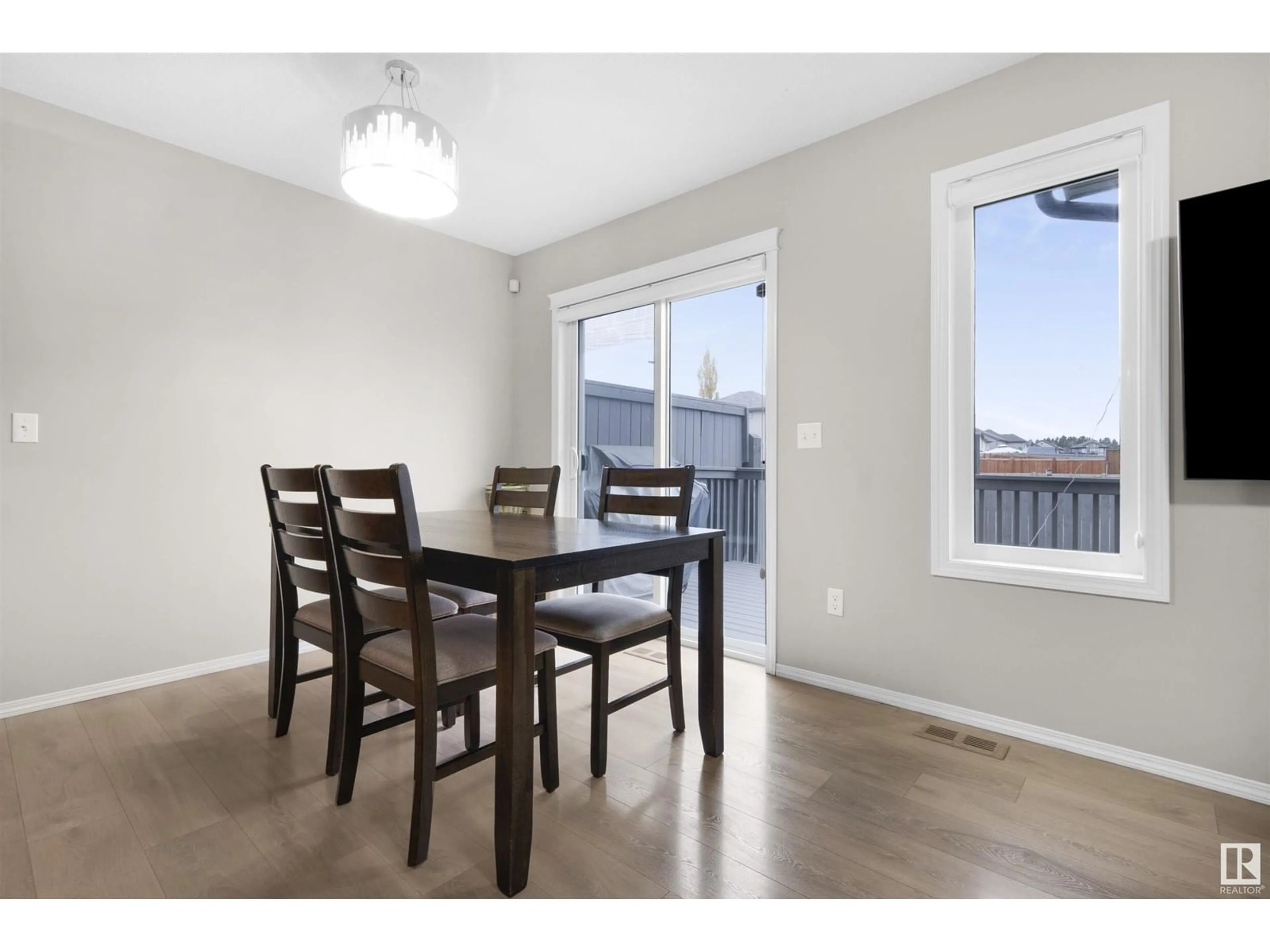 Dining room, wood floors for 1512 27 AV NW, Edmonton Alberta T6T0W2