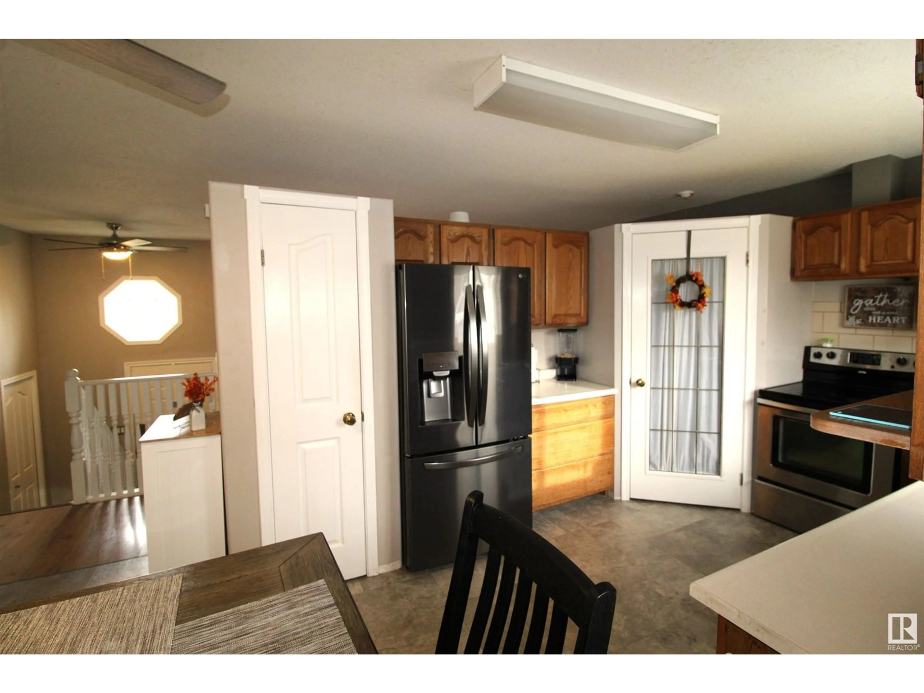 Open concept kitchen for 5321 53 AV, St. Paul Town Alberta T0A3A1