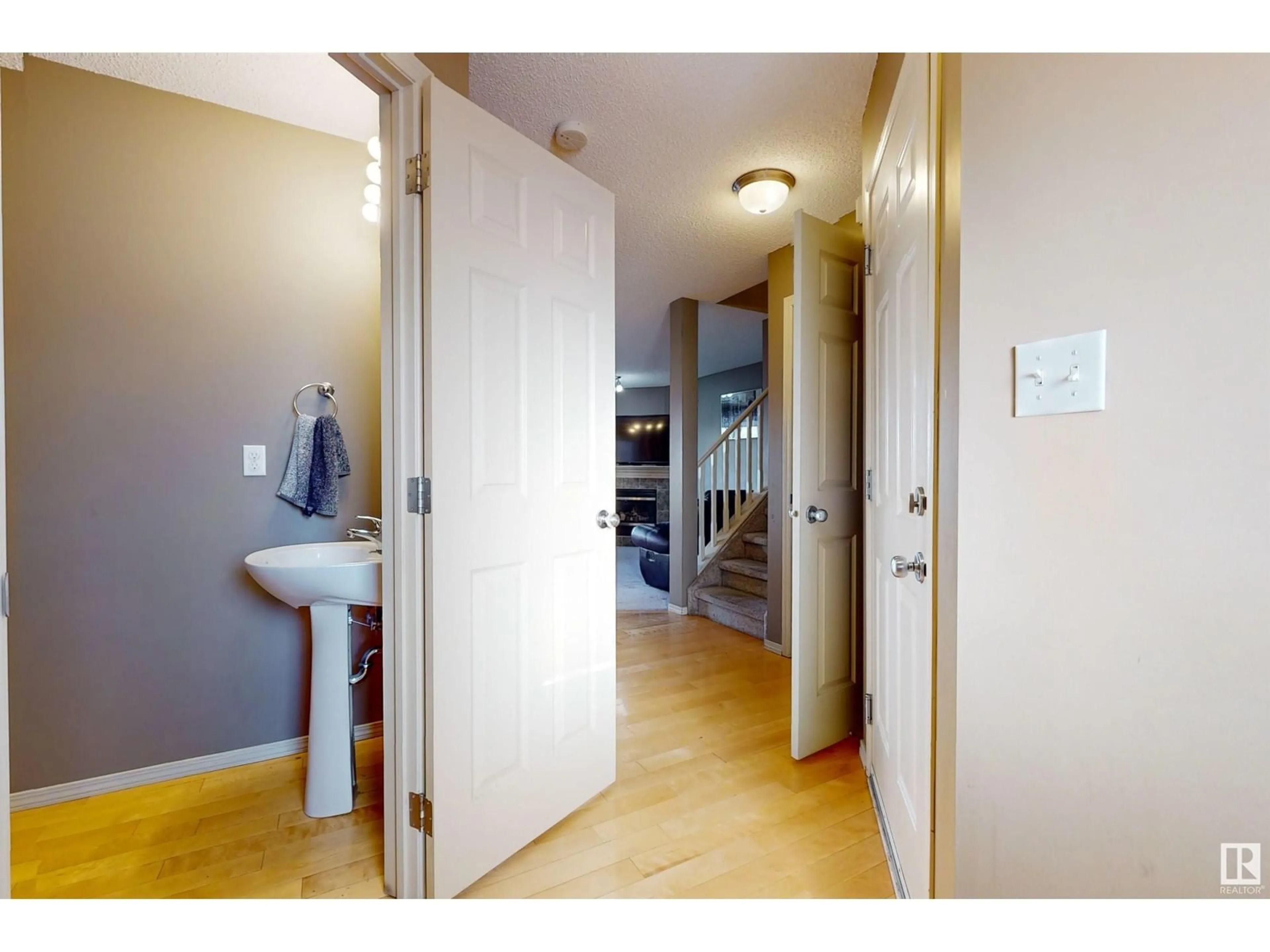 Indoor entryway, wood floors for #19 4350 23 ST NW, Edmonton Alberta T6X1X8