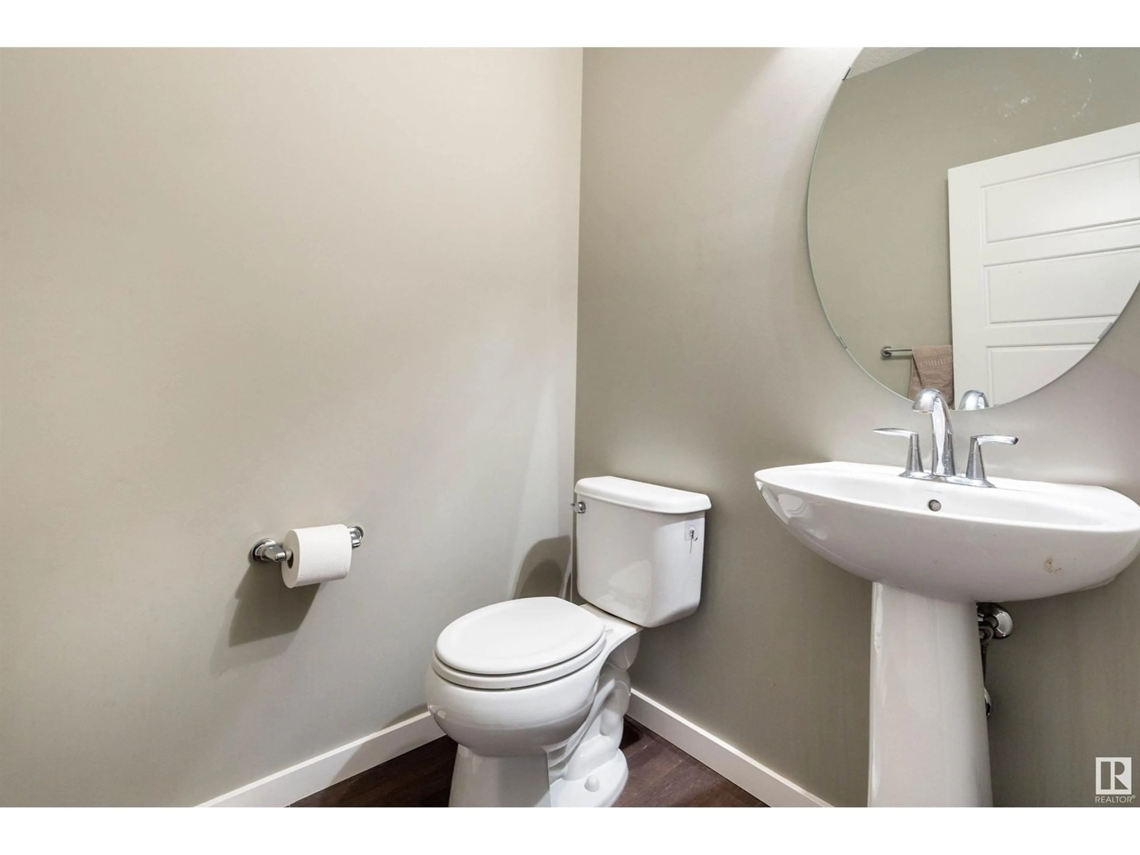 Standard bathroom, wood floors for 2921 KOSTASH DR SW, Edmonton Alberta T6W3J8