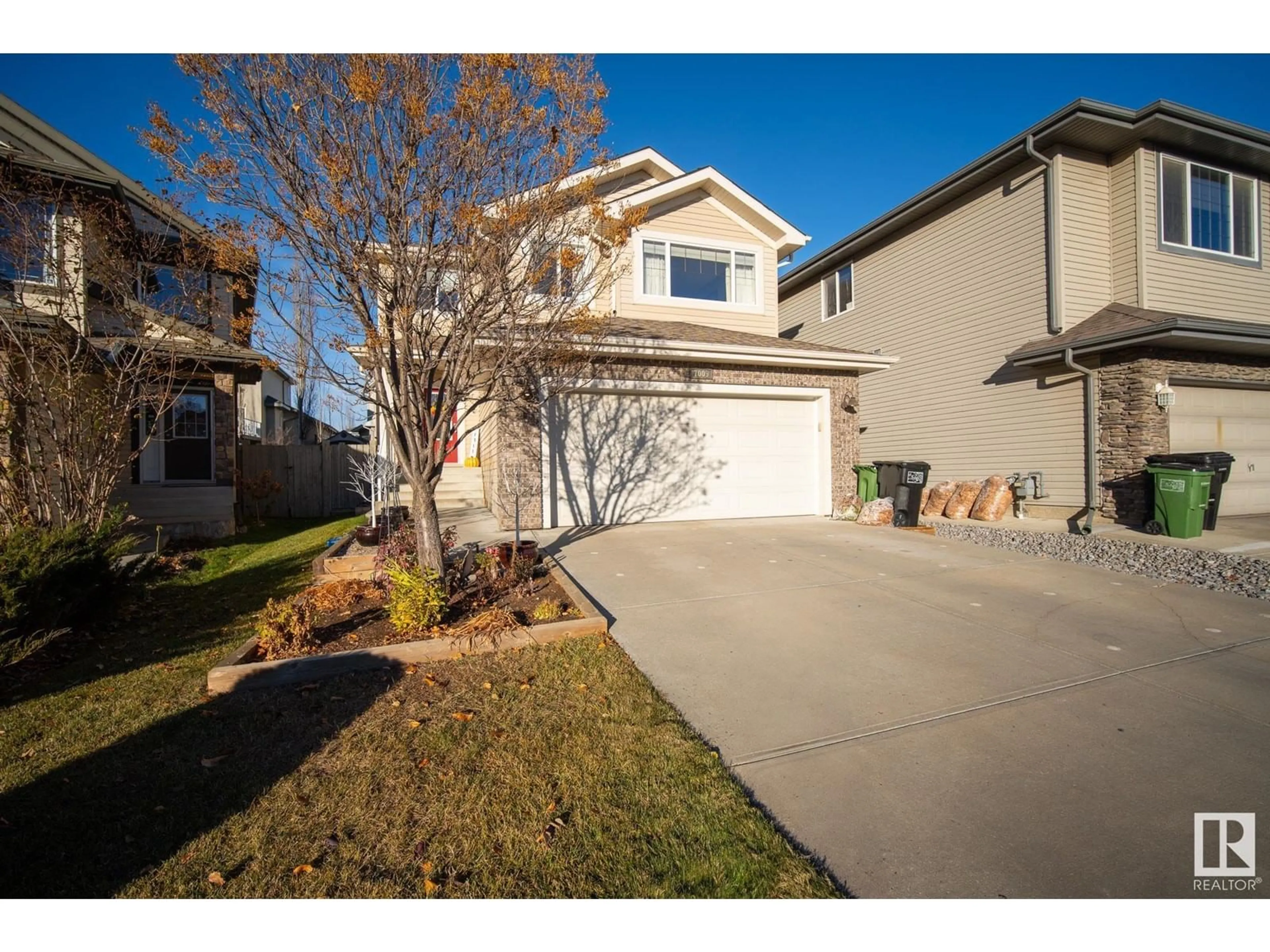 Frontside or backside of a home, the street view for 7009 STROM LN NW, Edmonton Alberta T6R0P1