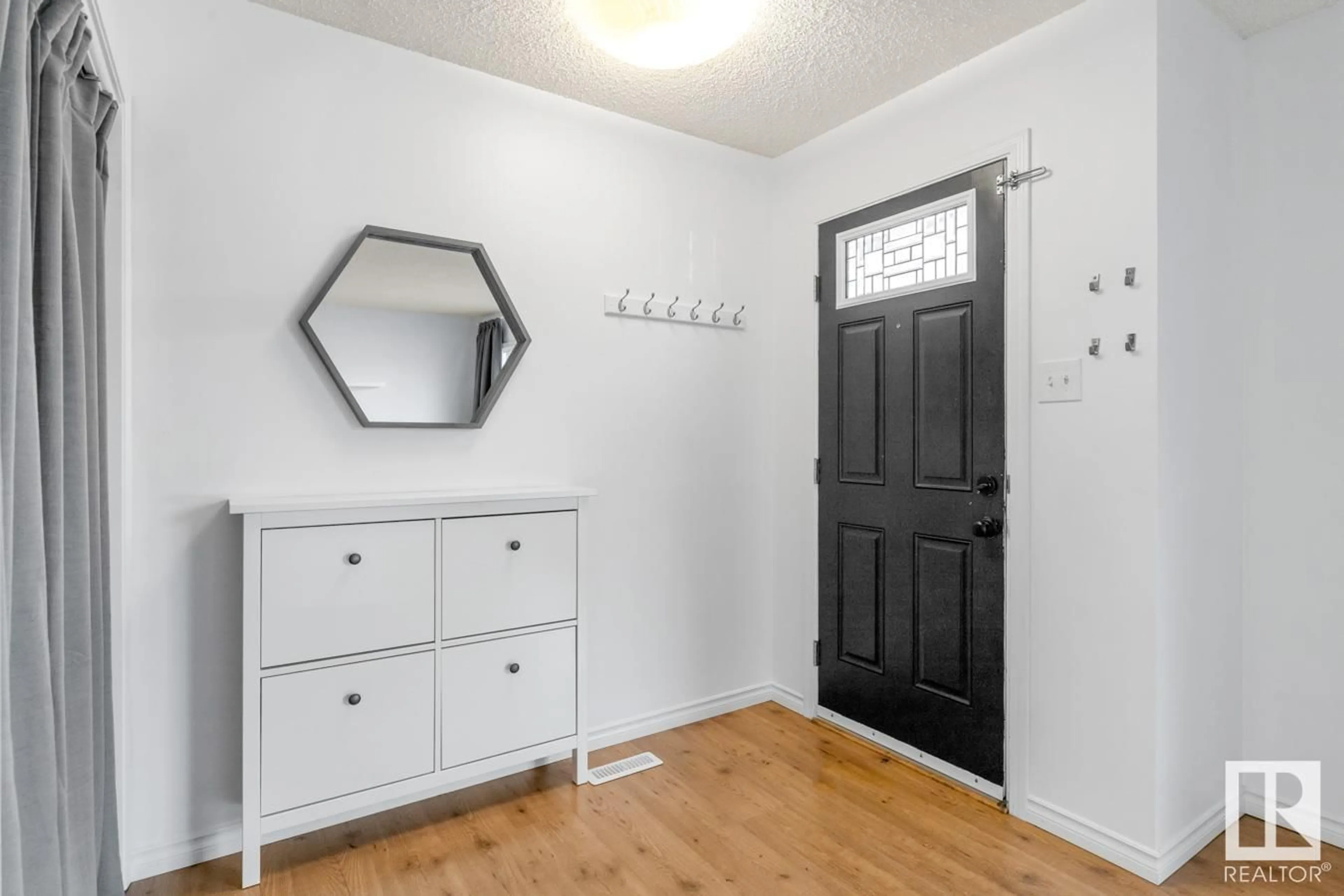 Indoor entryway, wood floors for 10170 88 ST NW, Edmonton Alberta T5H1P3