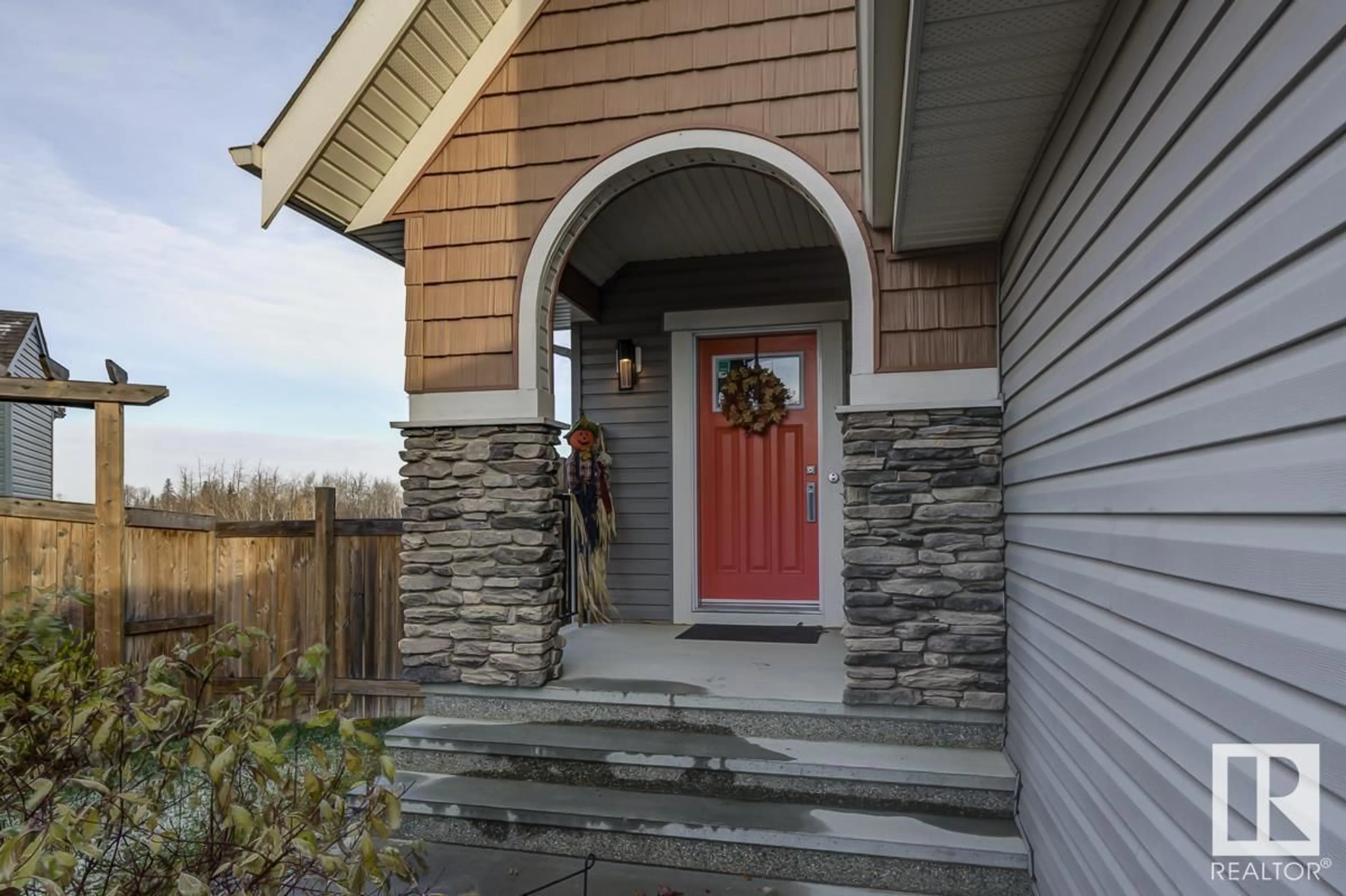 Indoor entryway, wood floors for 20632 131 AV NW, Edmonton Alberta T5S0J3