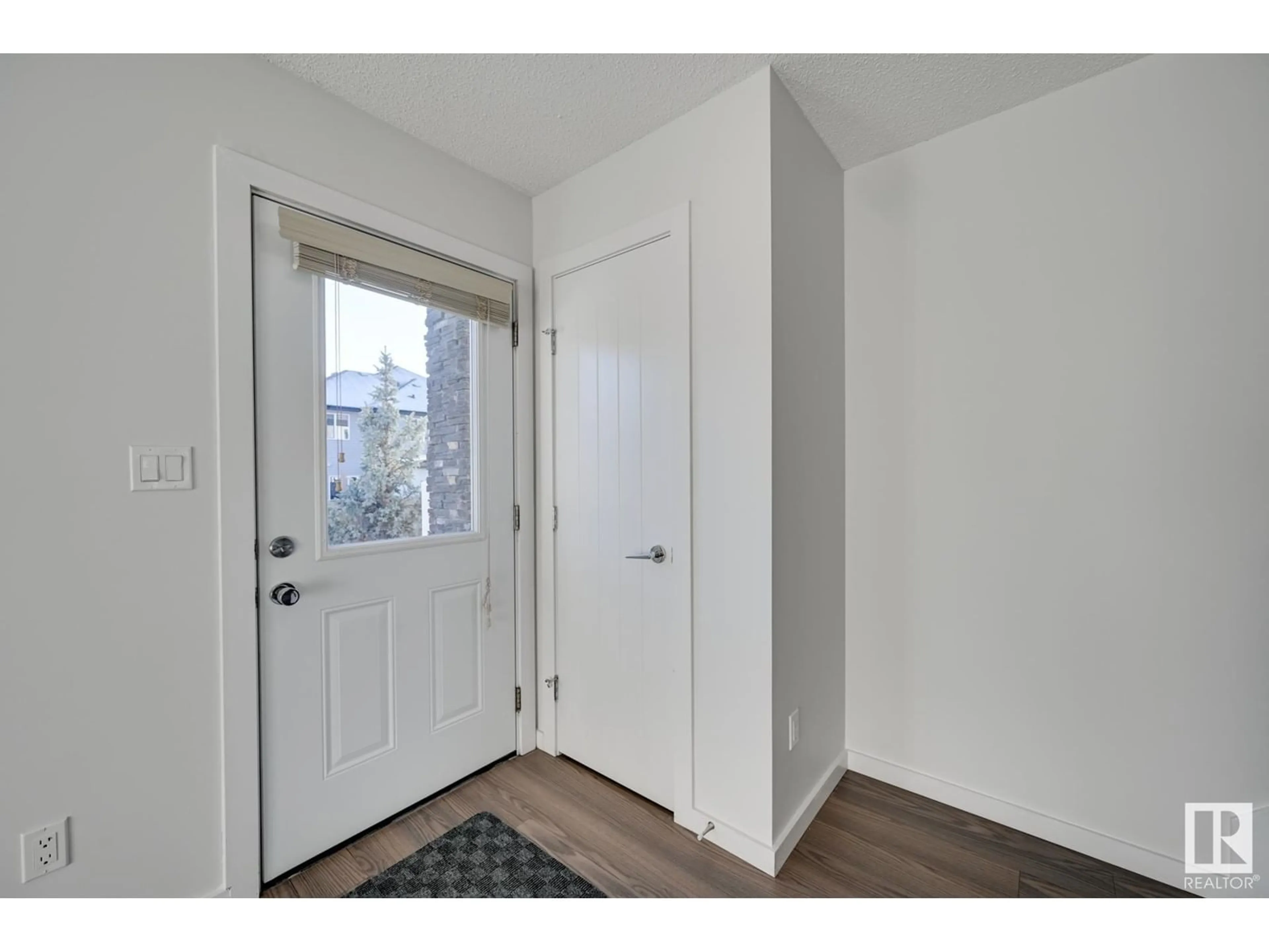 Indoor entryway, wood floors for #7 2215 24 ST NW, Edmonton Alberta T6T1A6