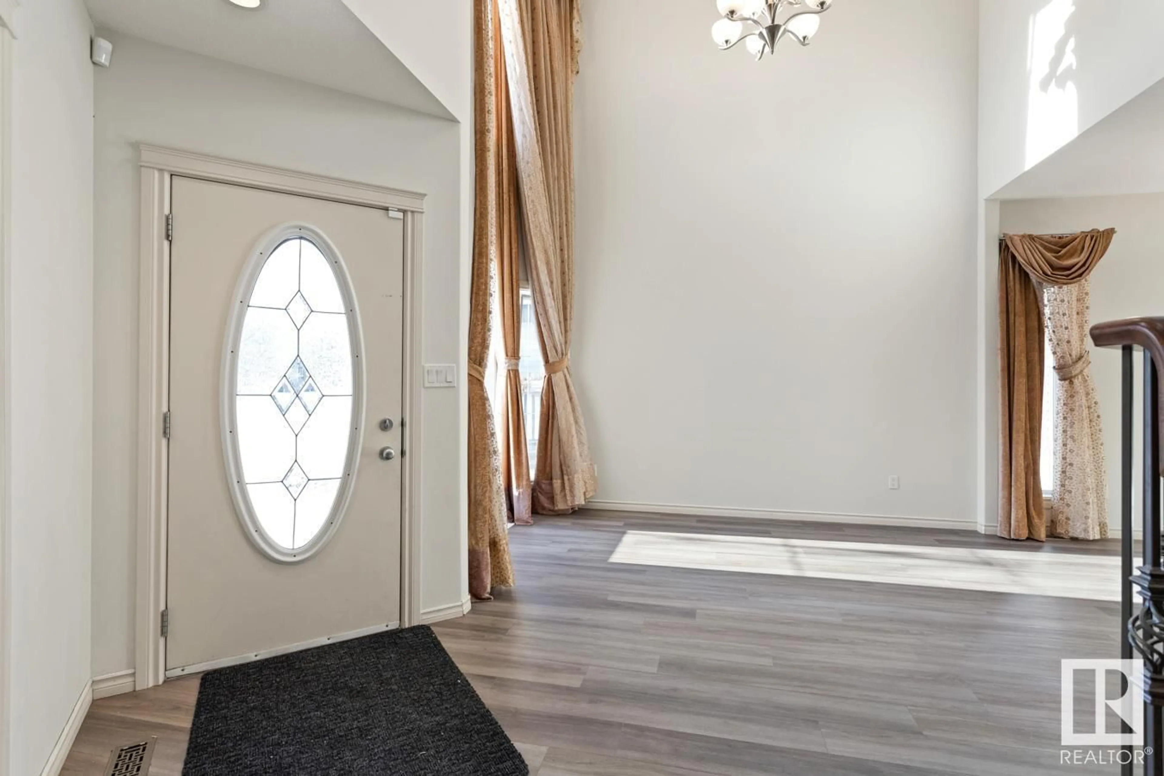 Indoor entryway, wood floors for 21152 46 AV NW, Edmonton Alberta T6M0G3