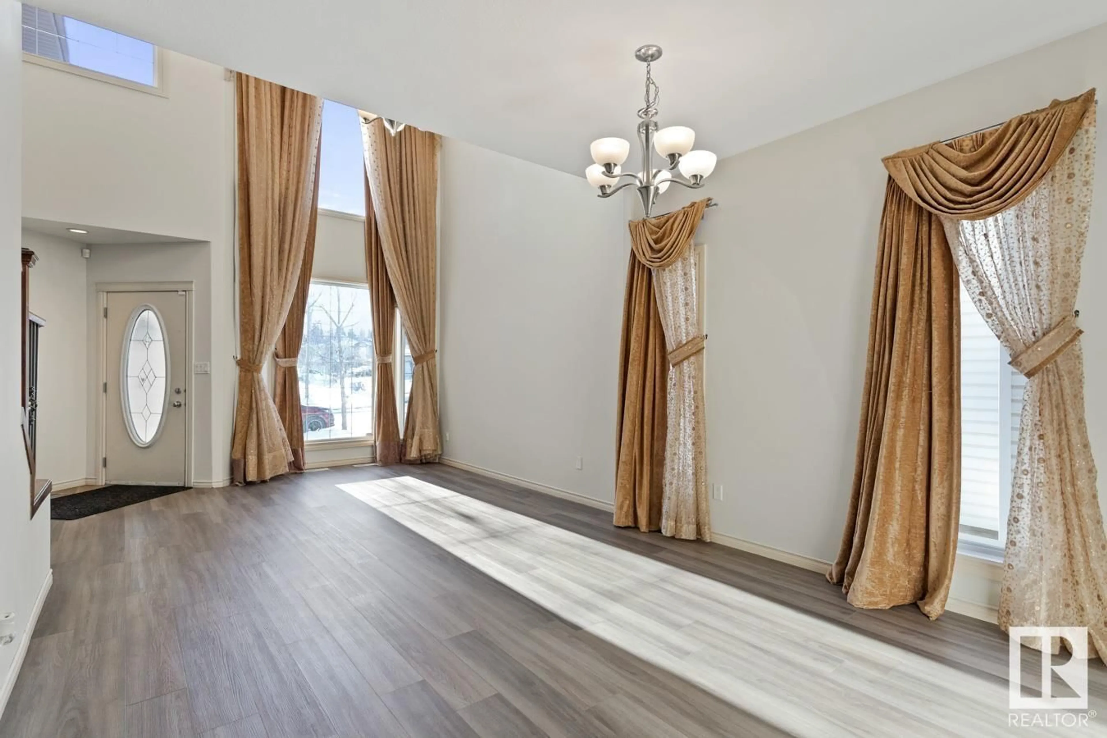 A pic of a room, wood floors for 21152 46 AV NW, Edmonton Alberta T6M0G3