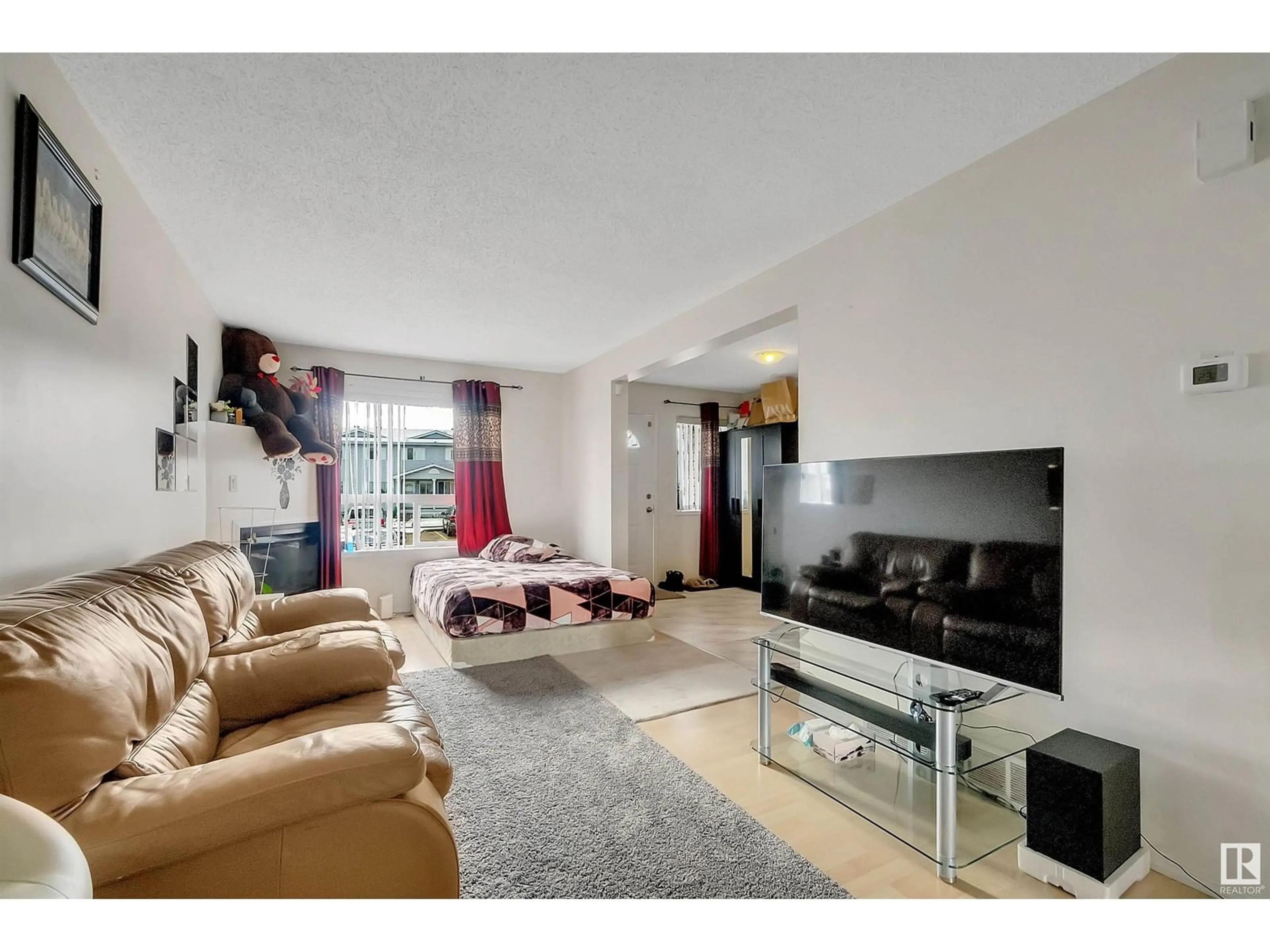 Living room, carpet floors for #20 1580 MILL WOODS E NW, Edmonton Alberta T6L6W3