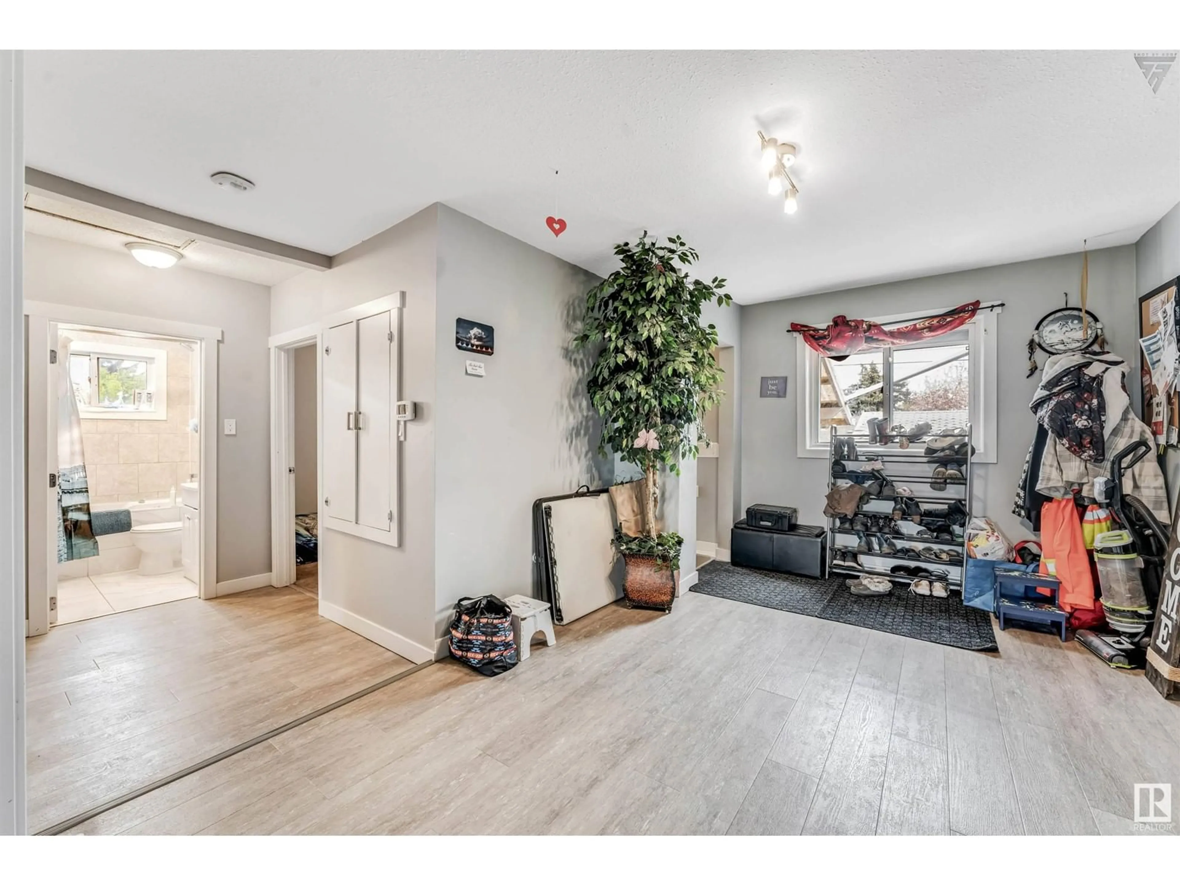 Indoor entryway, wood floors for 6016 101 AV NW, Edmonton Alberta T6A0G8