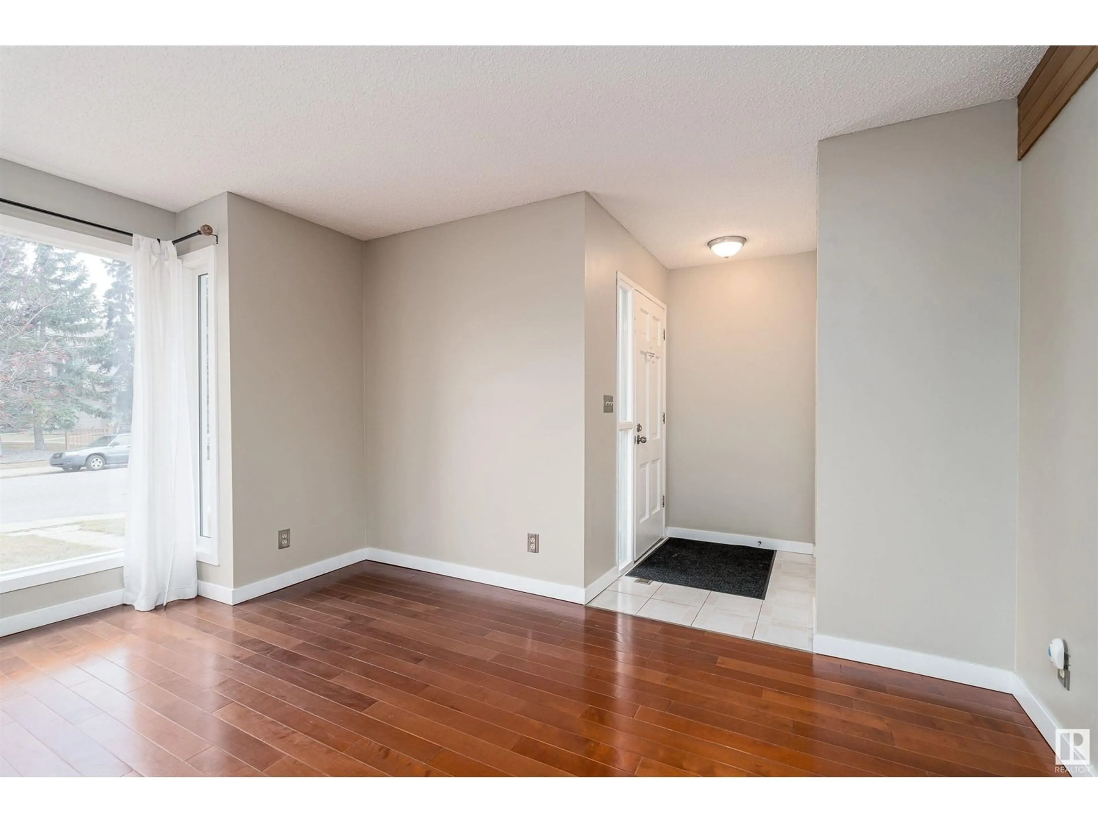 Indoor entryway, wood floors for 10522 21 AV NW, Edmonton Alberta T6J5G9