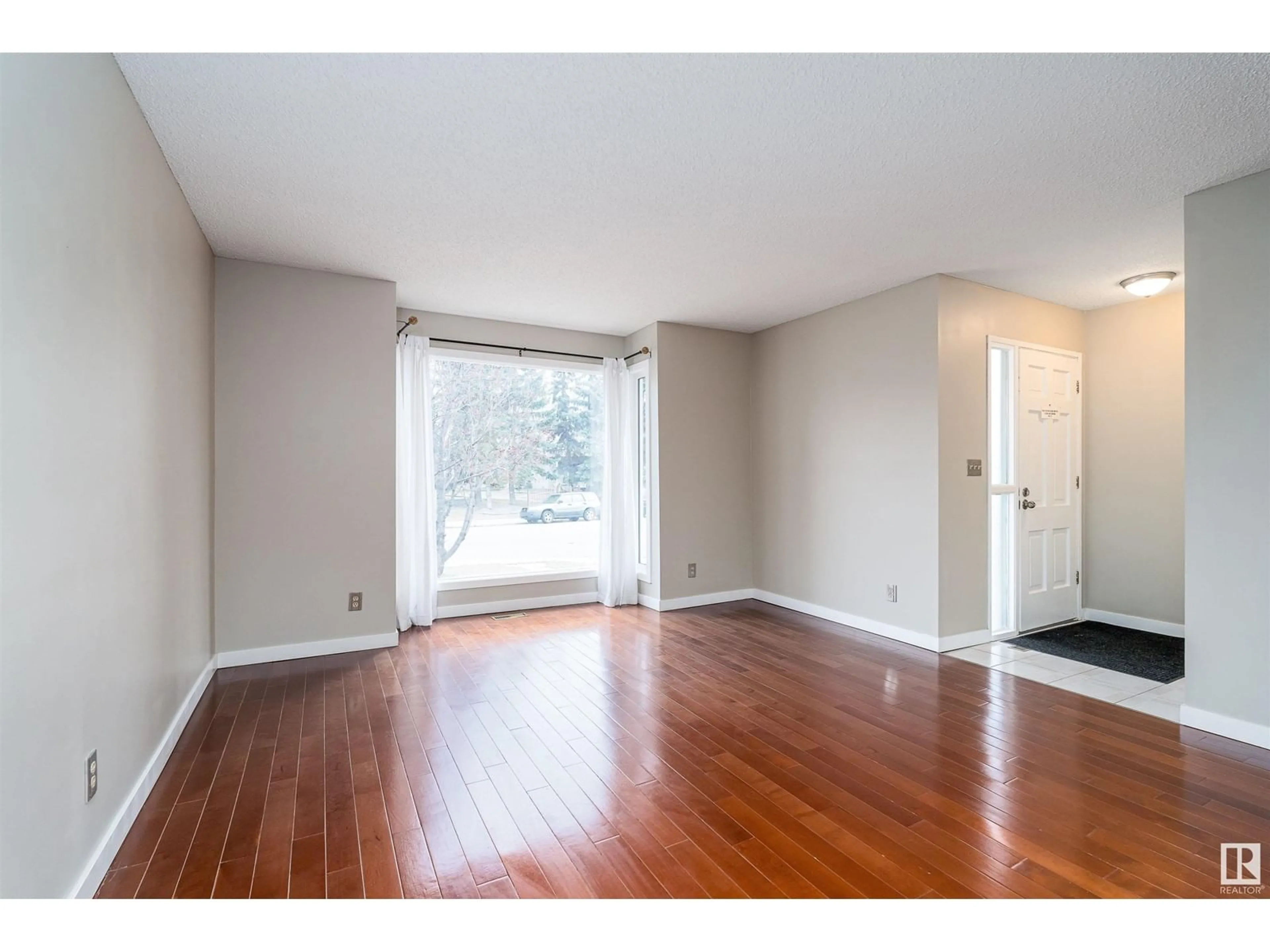 A pic of a room, wood floors for 10522 21 AV NW, Edmonton Alberta T6J5G9