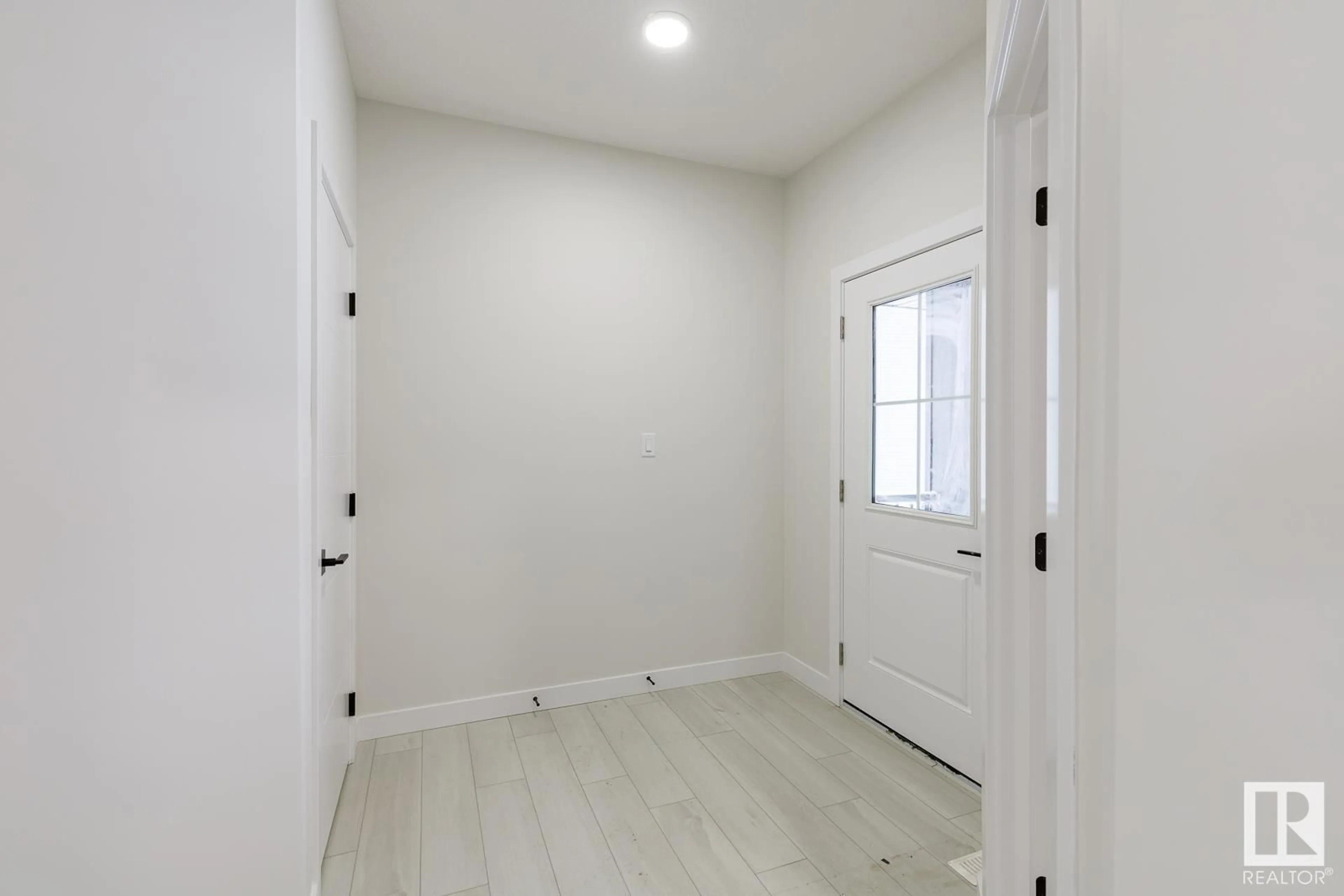 Indoor entryway for 2015 FLYCATCHER NW, Edmonton Alberta T5S0T3