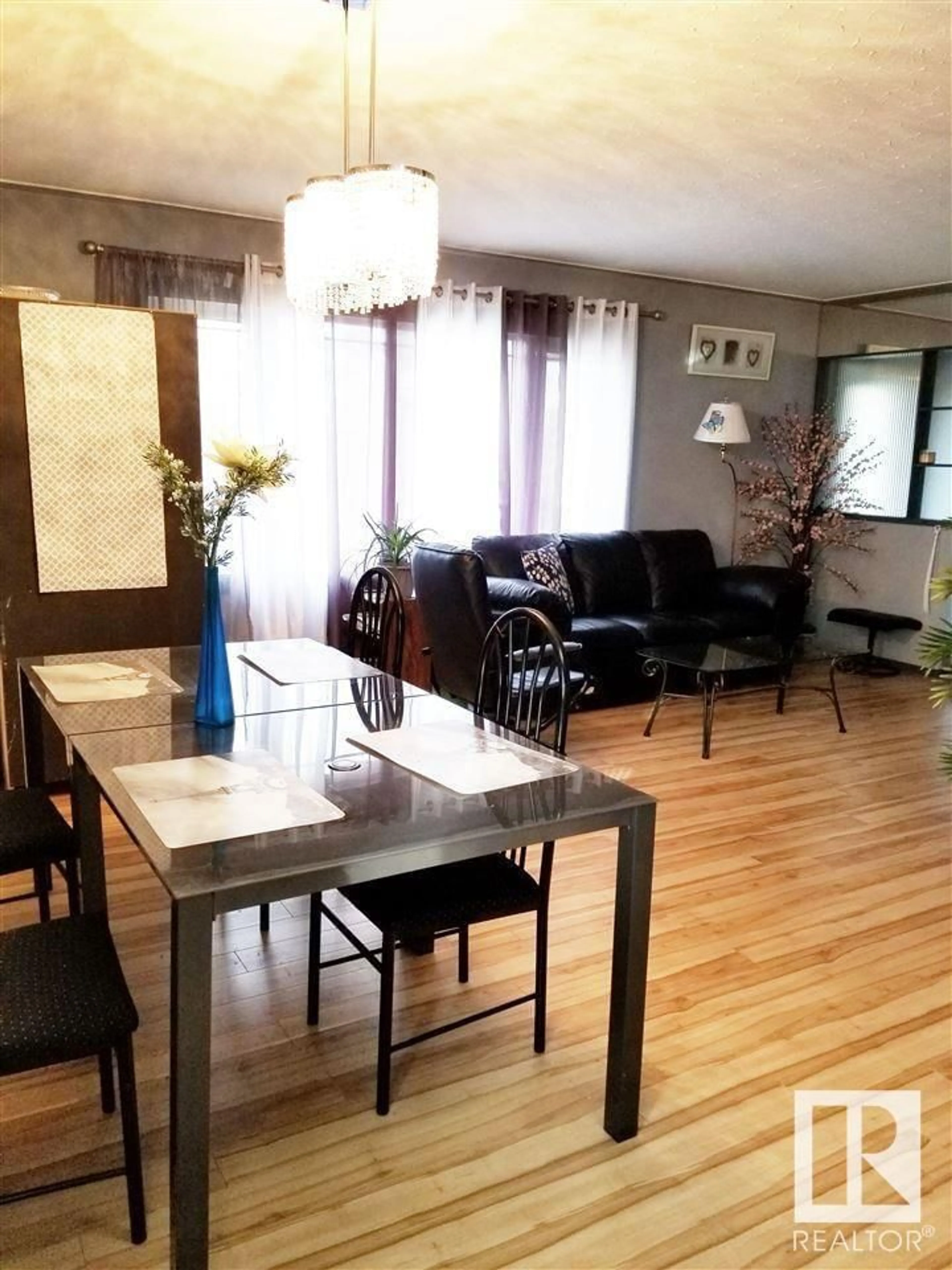 Dining room, wood floors for 12123 137 AV NW, Edmonton Alberta T5L4C1