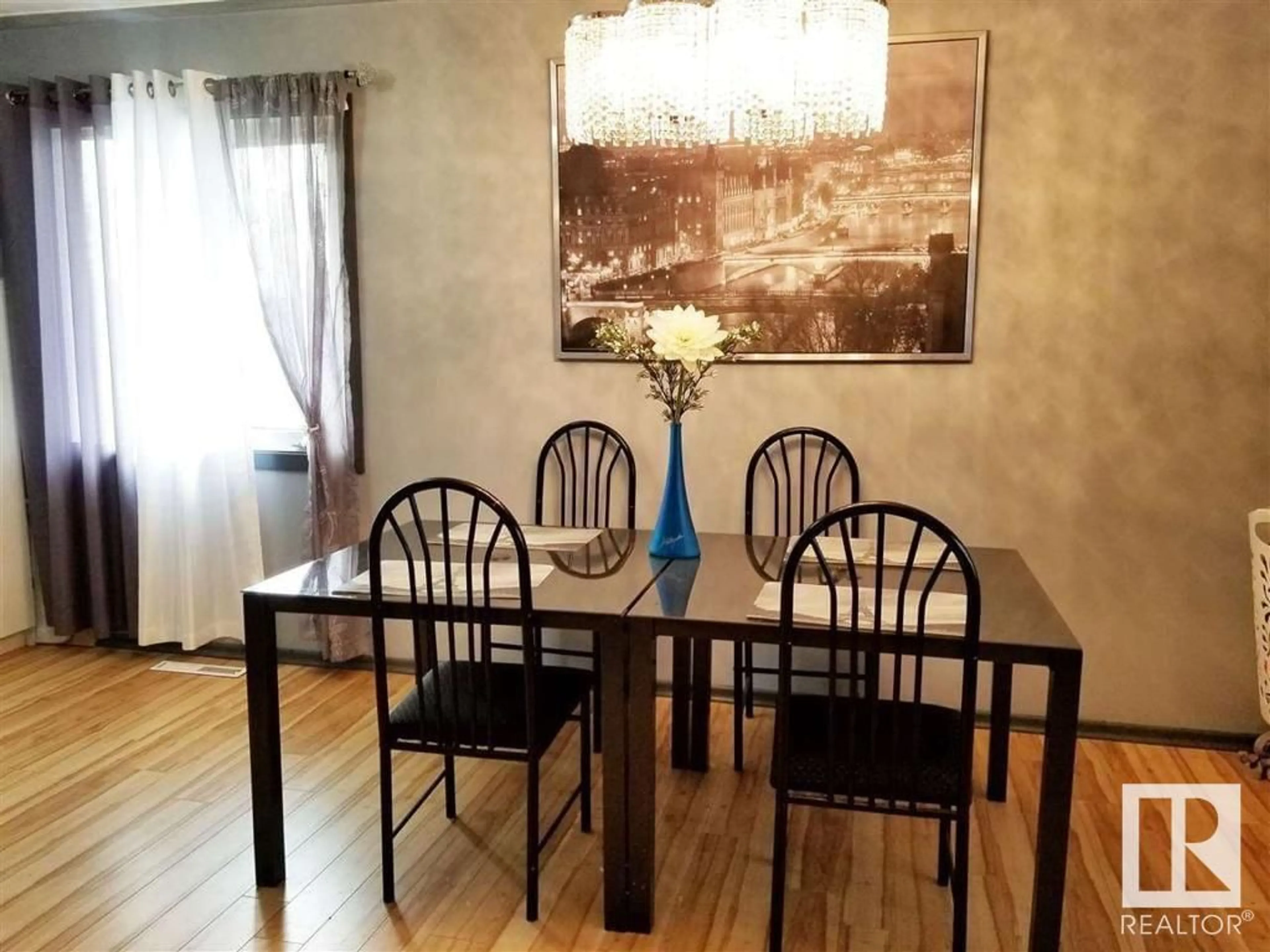 Dining room, wood floors for 12123 137 AV NW, Edmonton Alberta T5L4C1