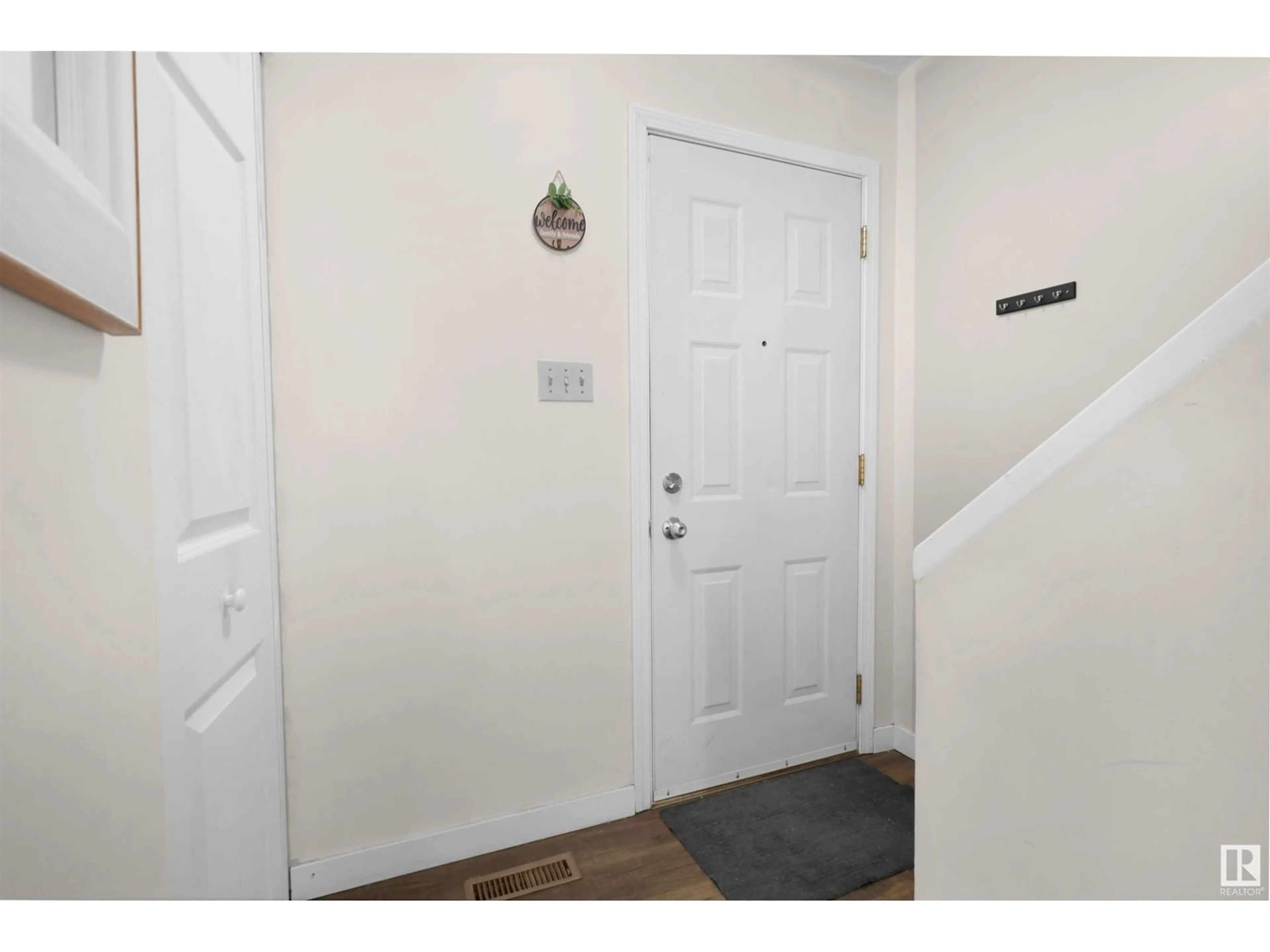 Indoor entryway, unknown floor for 47 LAKEWOOD VG NW, Edmonton Alberta T6K2B3