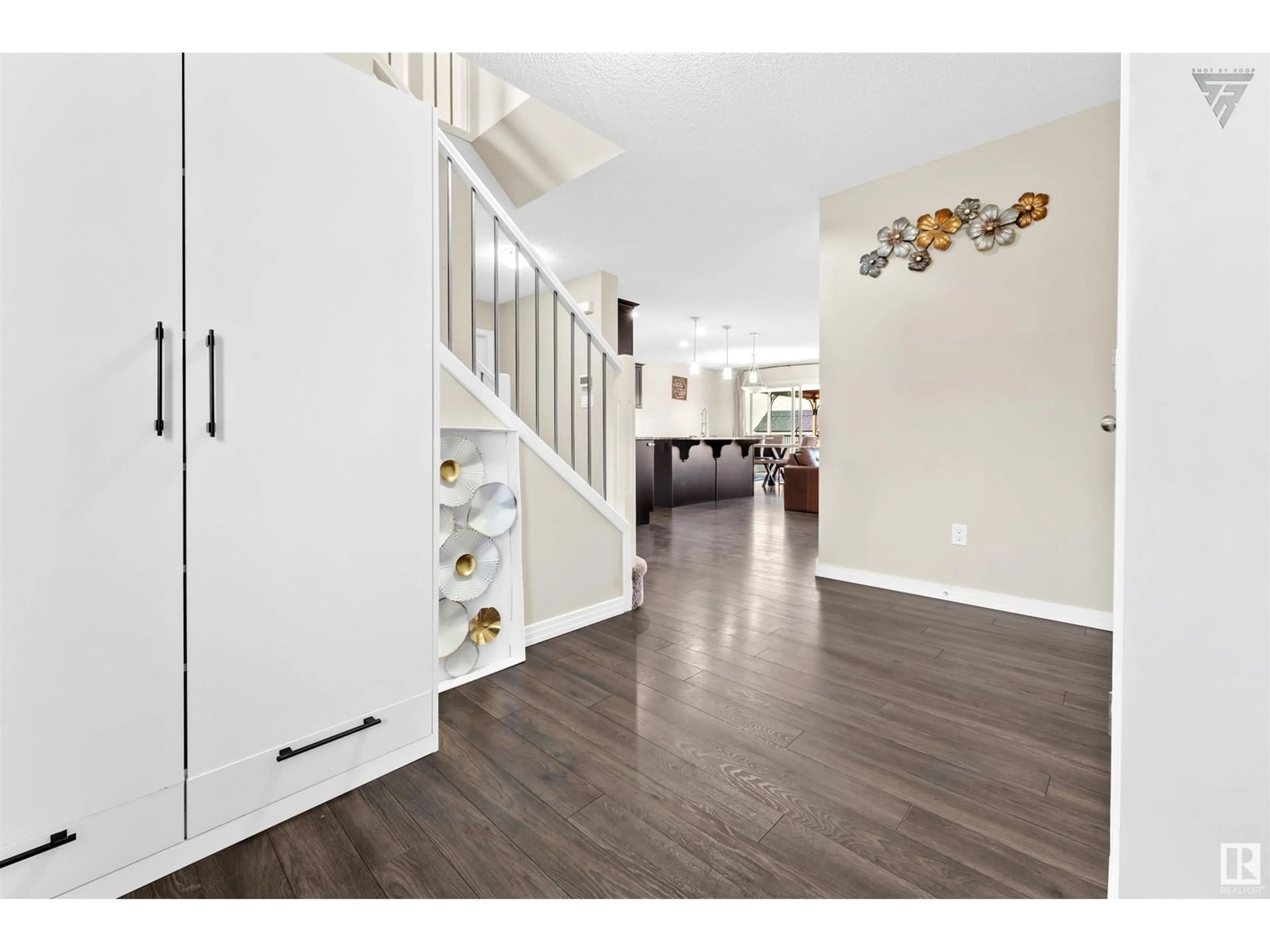 Indoor entryway, wood floors for 720 40 AV NW, Edmonton Alberta T6T0T3