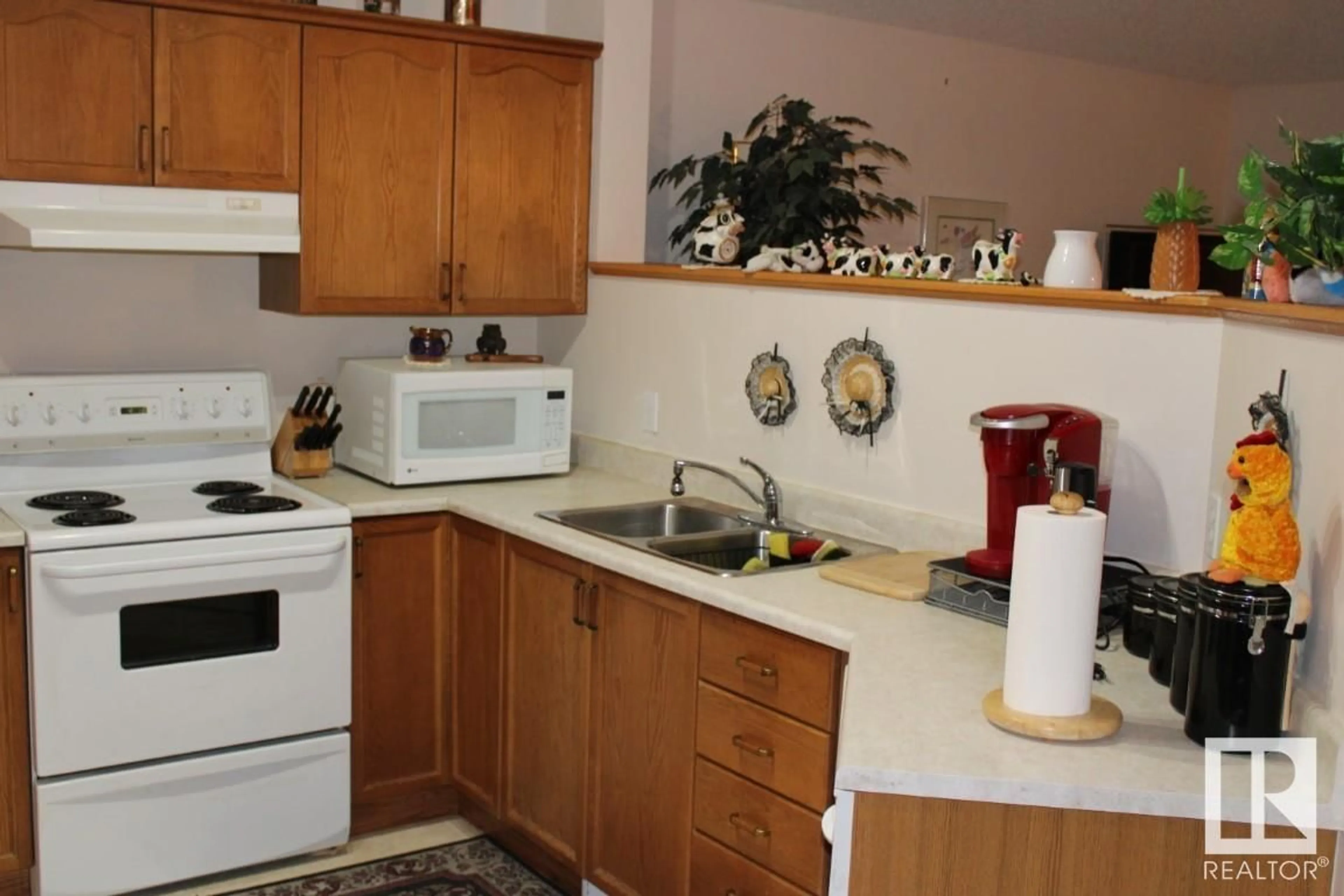 Standard kitchen, wood floors, cottage for 1672 Tompkins PL NW NW, Edmonton Alberta T6R2Y6