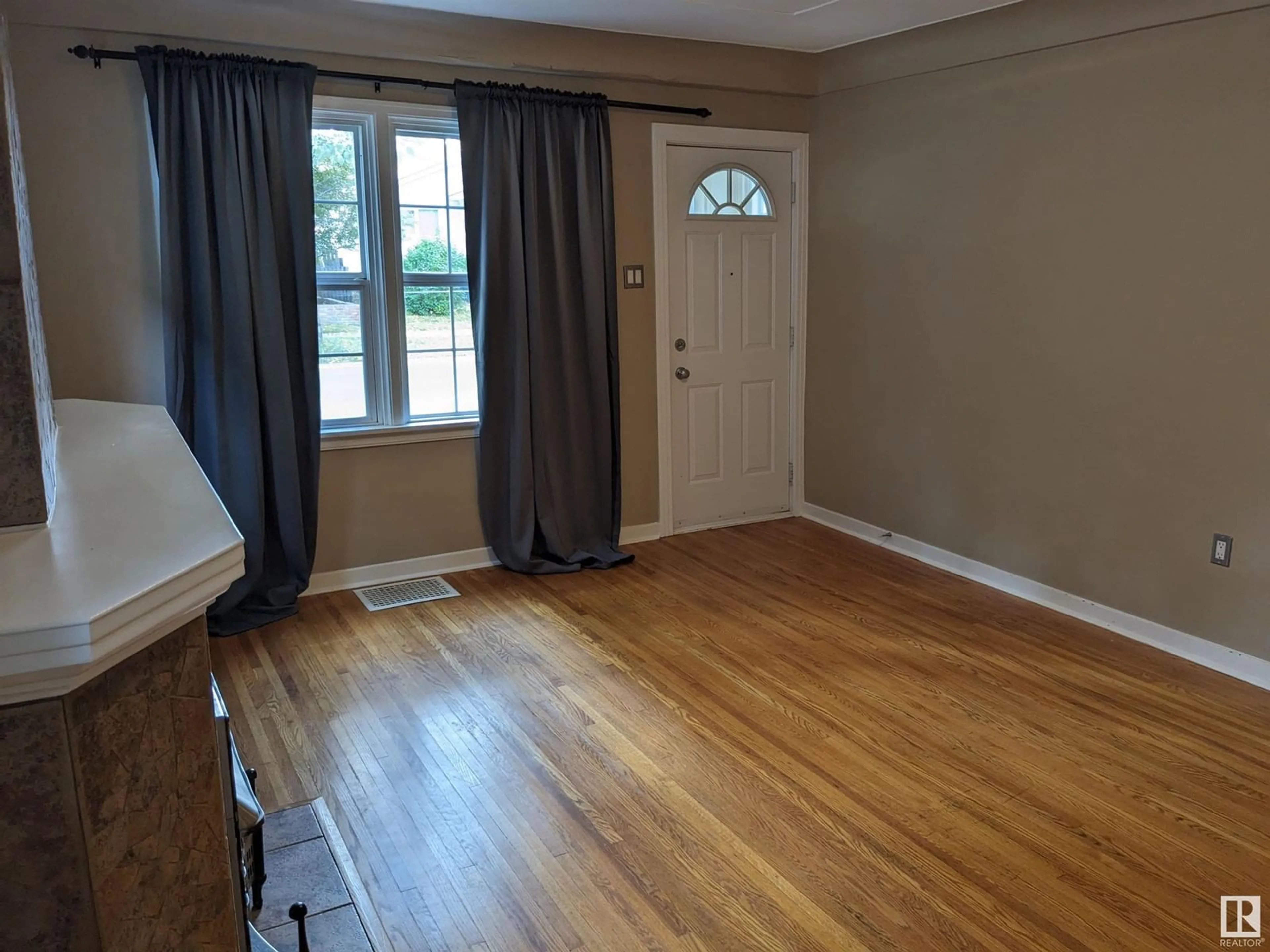 A pic of a room, wood floors for 9830 78 AV NW, Edmonton Alberta T6E1N3