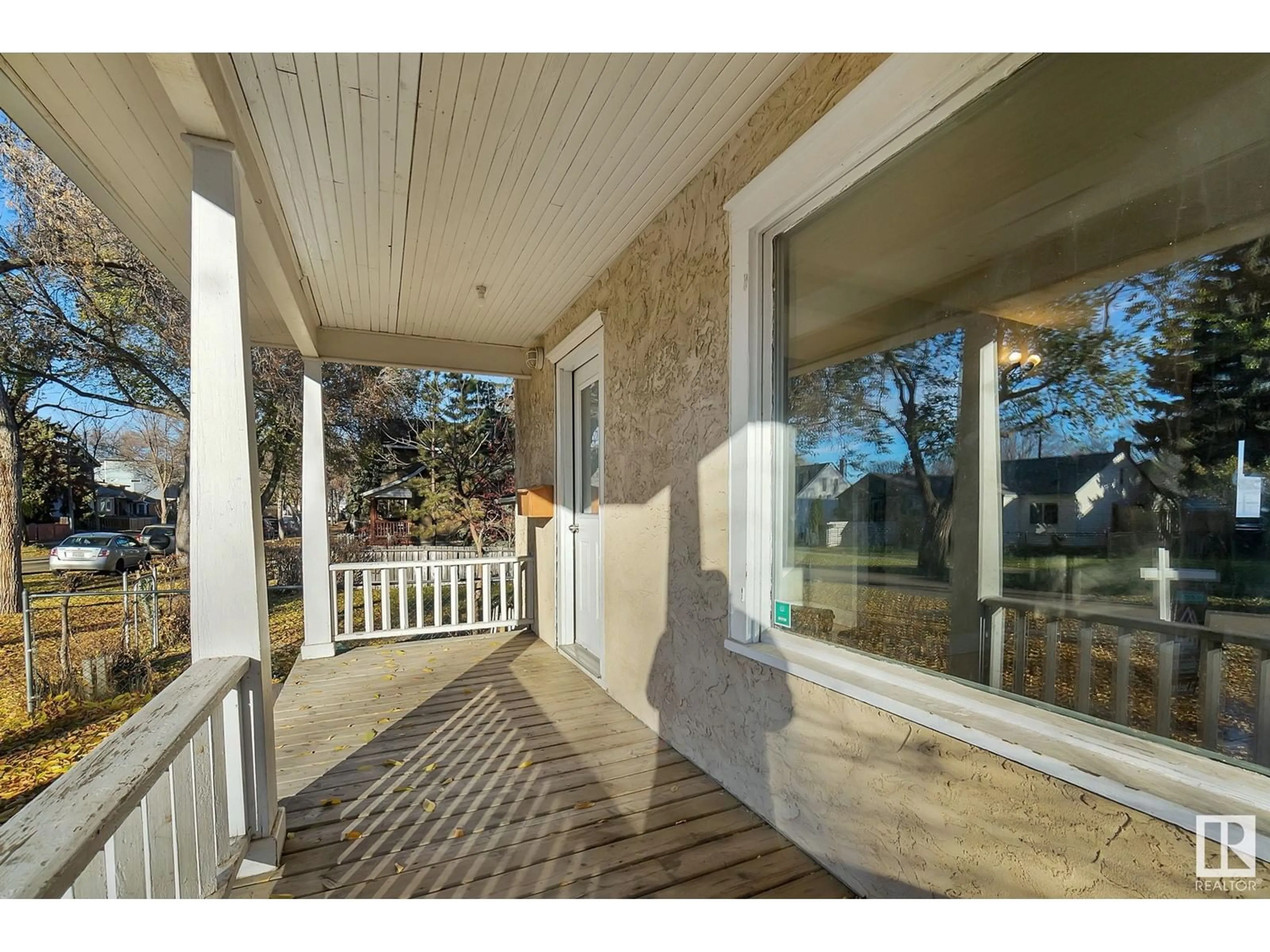 Indoor entryway, wood floors for 11615 84 ST NW, Edmonton Alberta T5B3C1