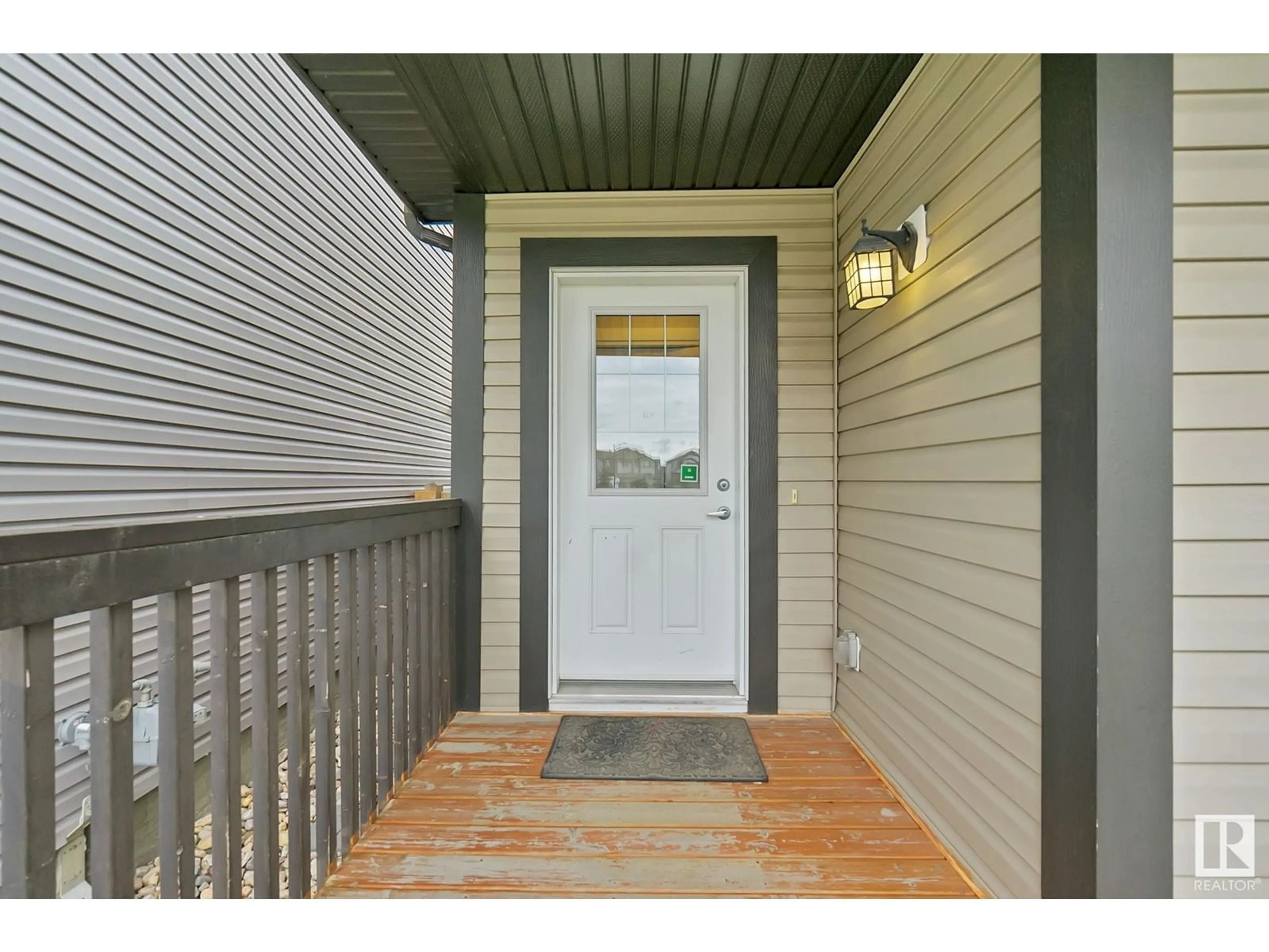 Indoor entryway, wood floors for 880 CY BECKER DR NW, Edmonton Alberta T5Y3P3