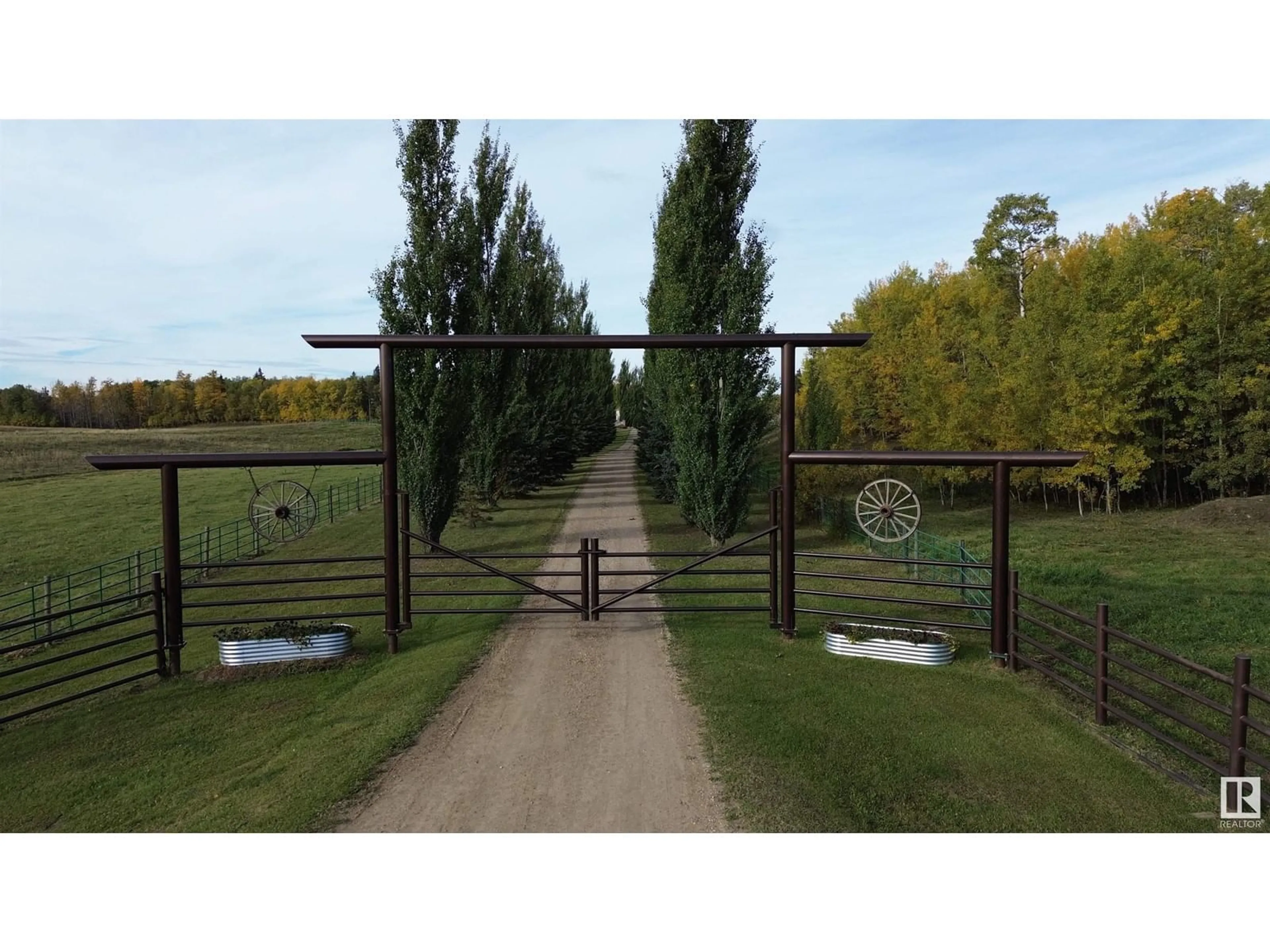 Patio, the street view for 54010 RGE ROAD 41, Rural Lac Ste. Anne County Alberta T0E1V0